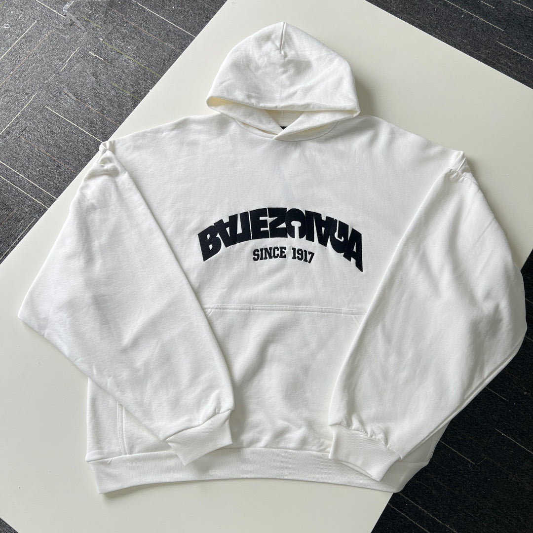 Schwarz-weißer Kapuzenpullover