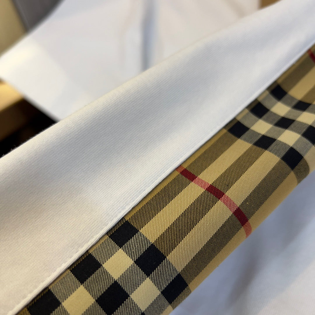 Schwarz-weißes T-Shirt