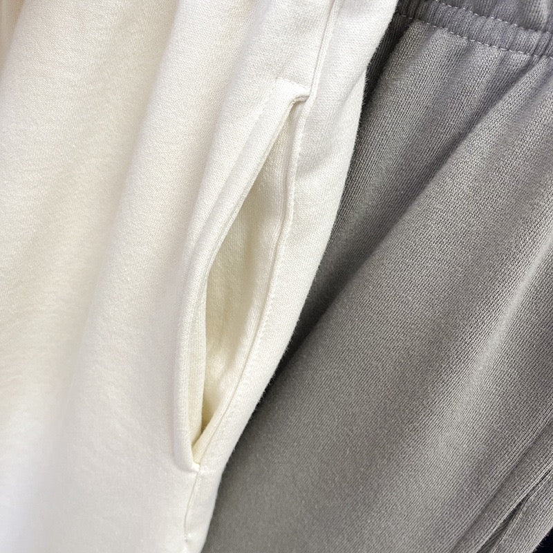 Schwarze, weiße und graue Hose