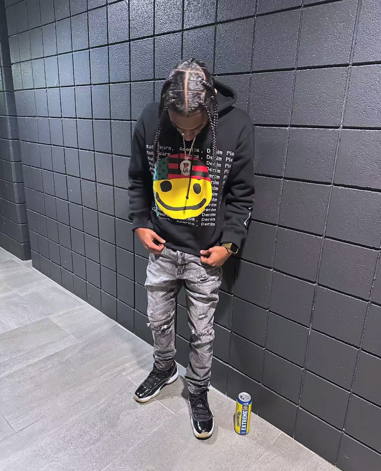 جارزة سوداء بقبعة شتوية