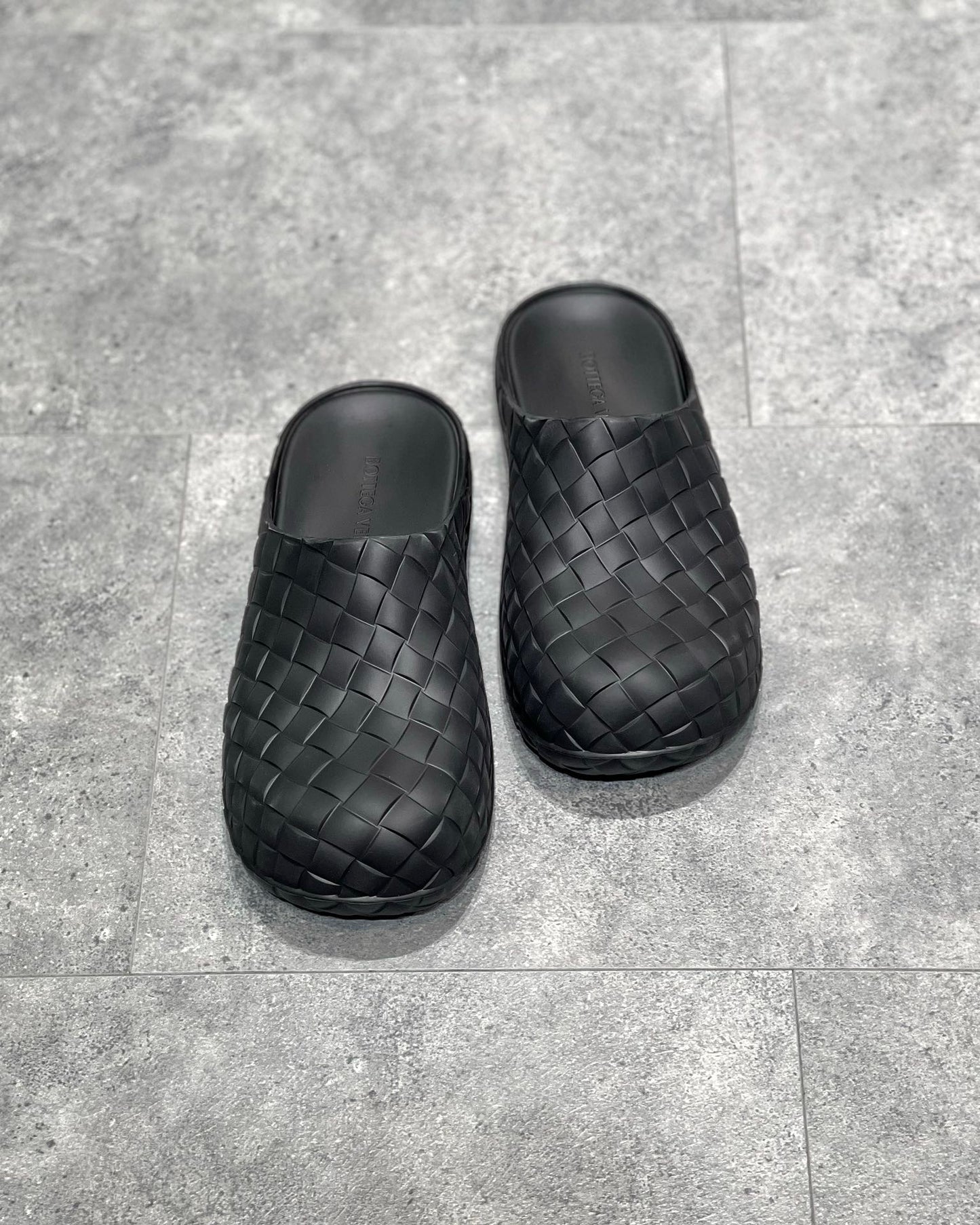 Zapatos negros, blancos y verdes