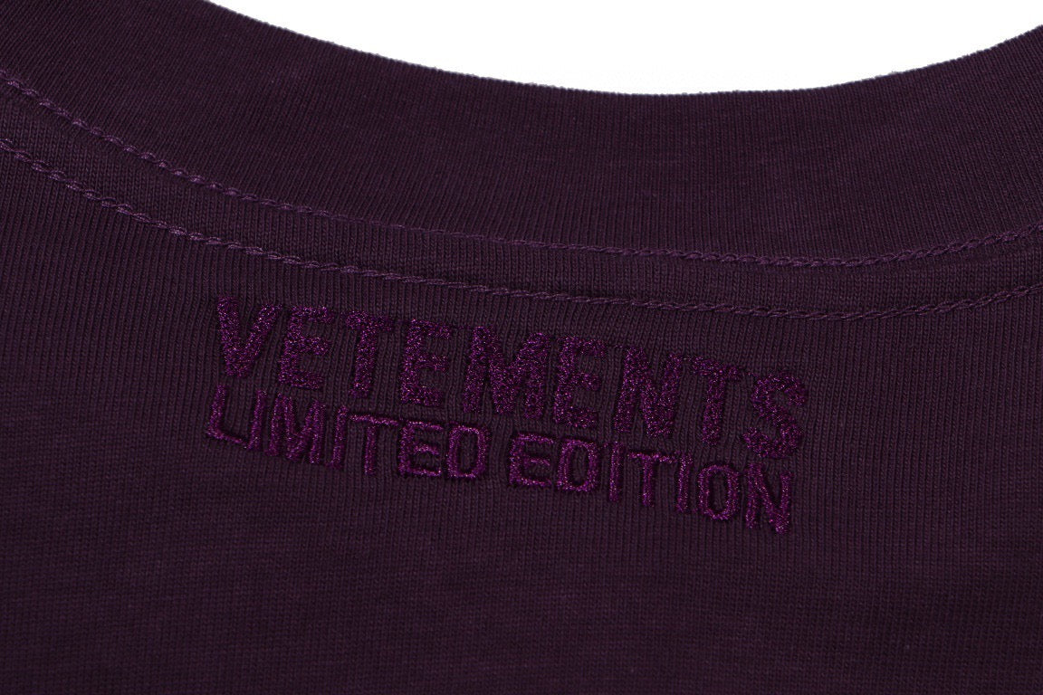 Schwarzes, weißes und lila T-Shirt