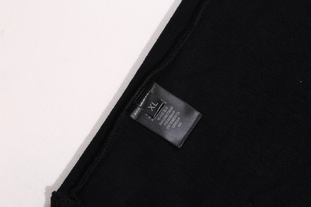 جارزة سوداء بقبعة شتوية