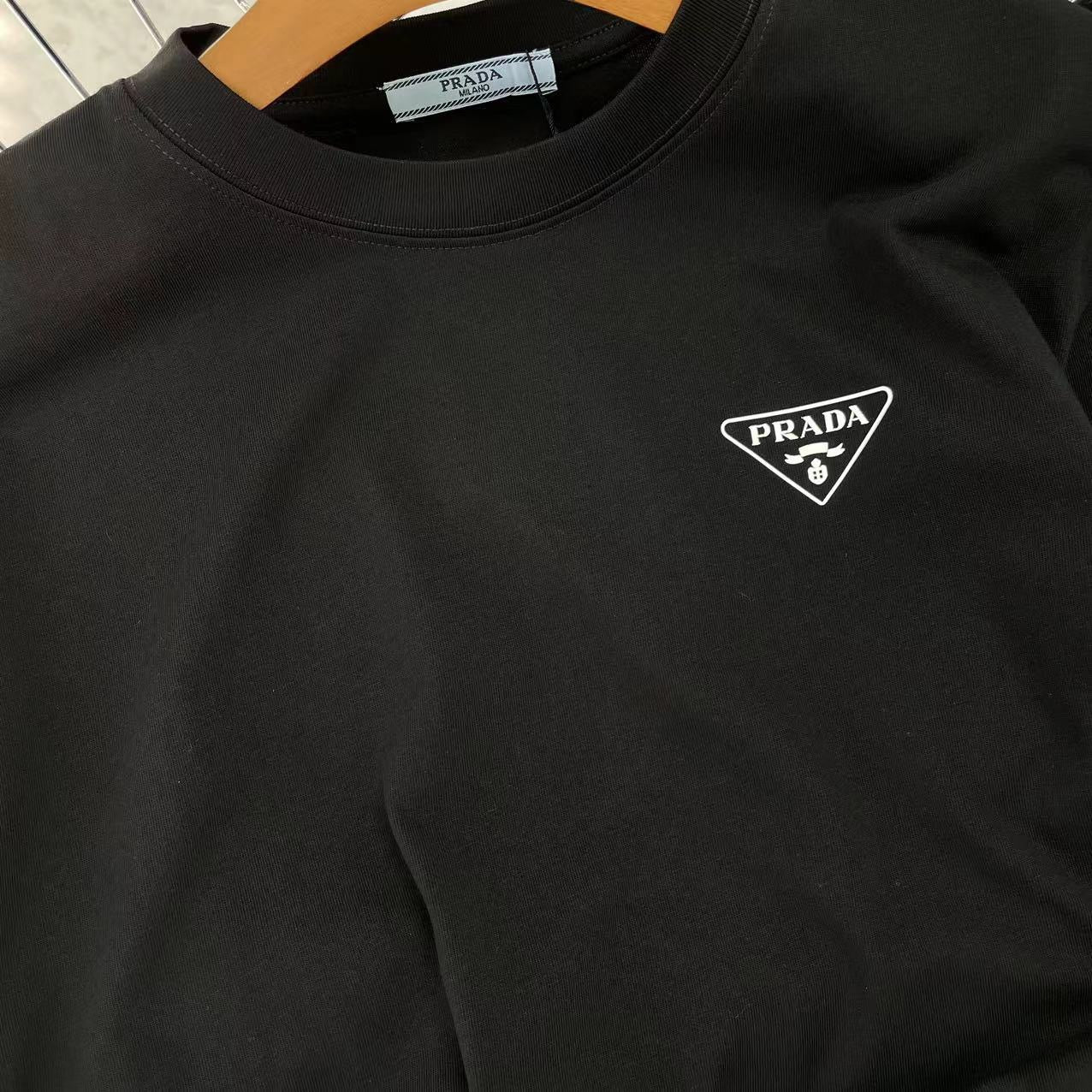 Schwarz-weißes T-Shirt