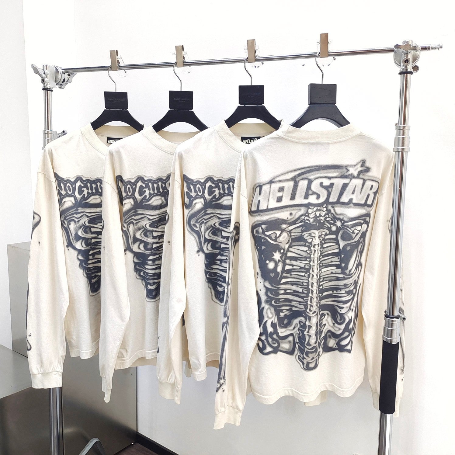 Weiß-schwarzes Trikot