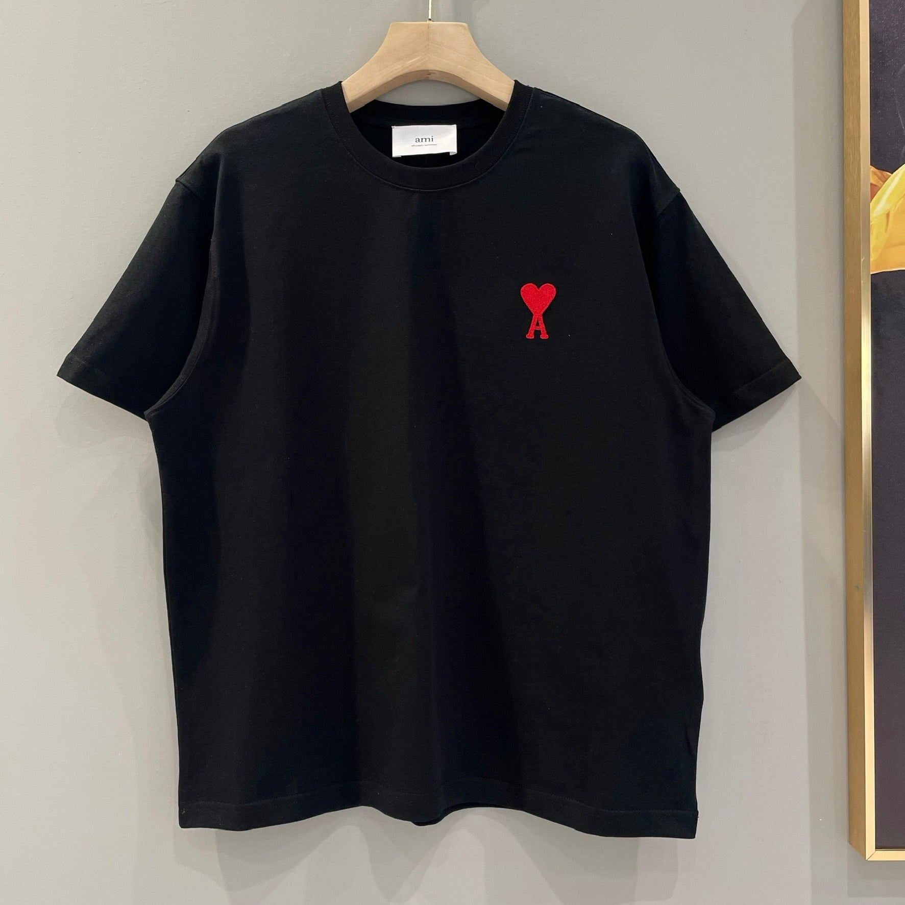 Weißes, schwarzes und graues T-Shirt