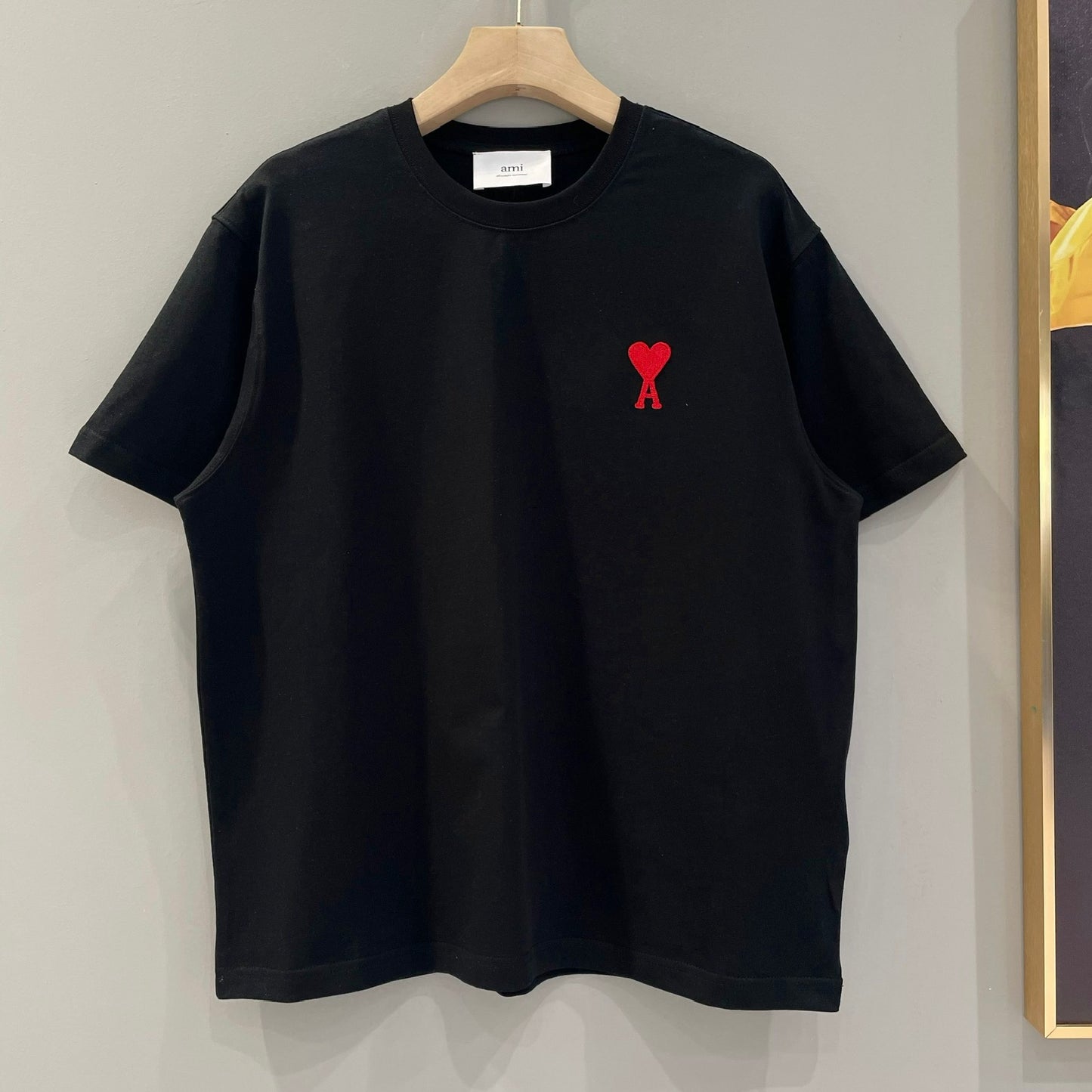 Weißes, schwarzes und graues T-Shirt