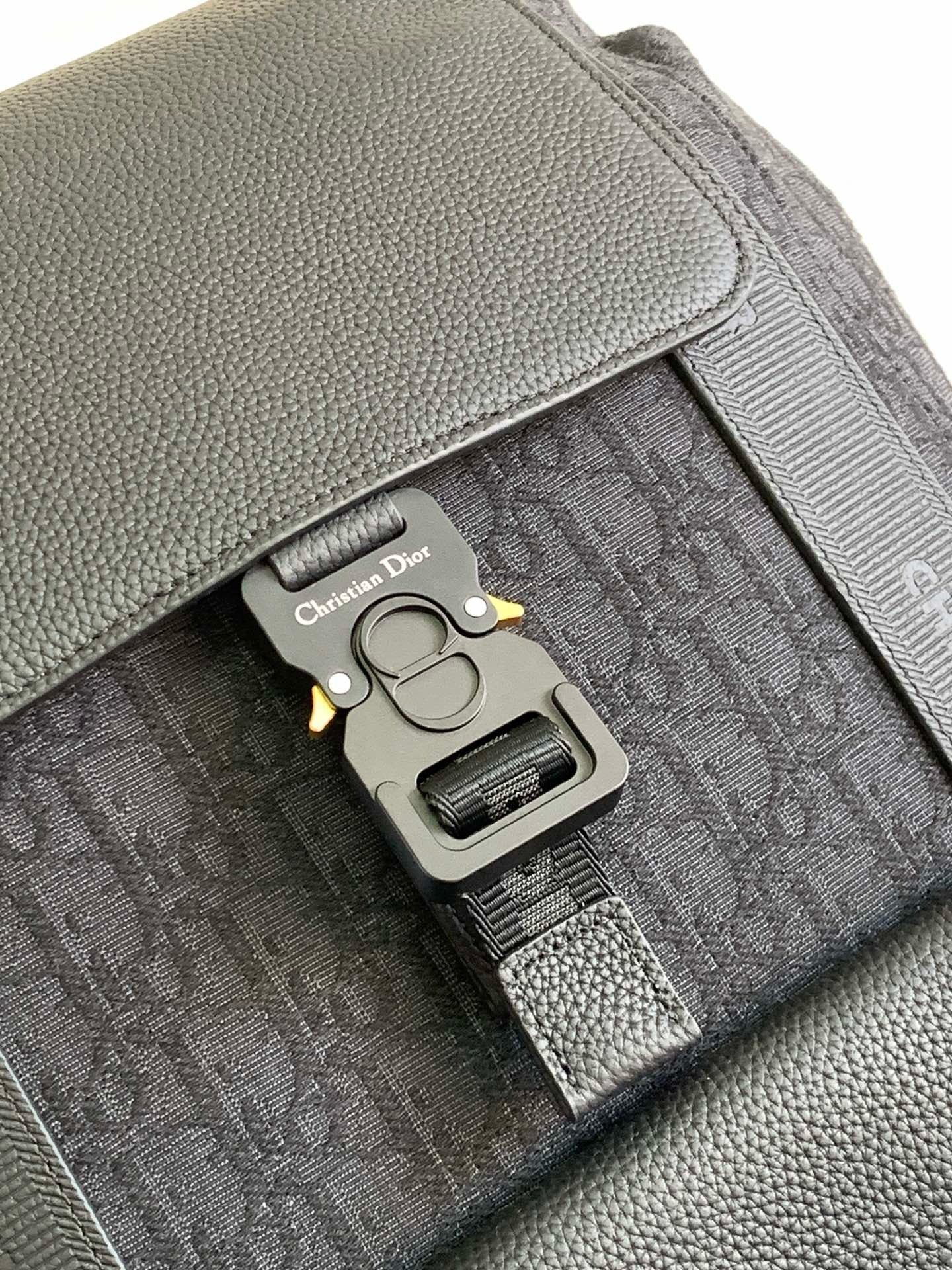 Aprikosen- und schwarze Tasche