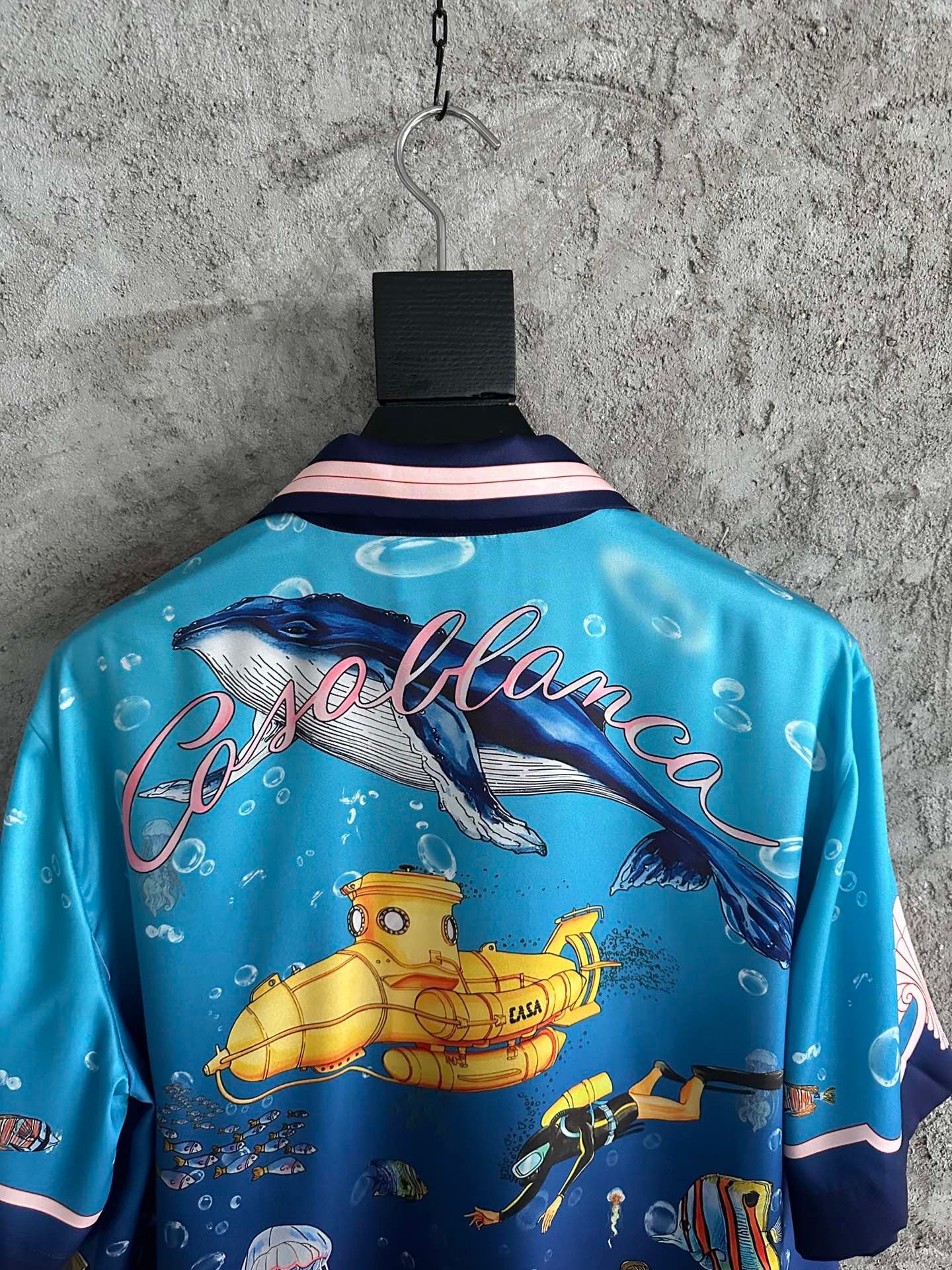 قميص متعدد الألوان