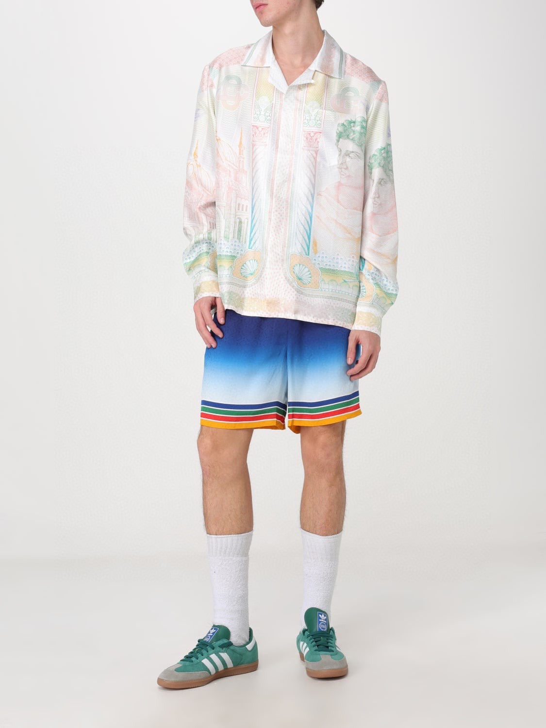 سترة متعددة الألوان