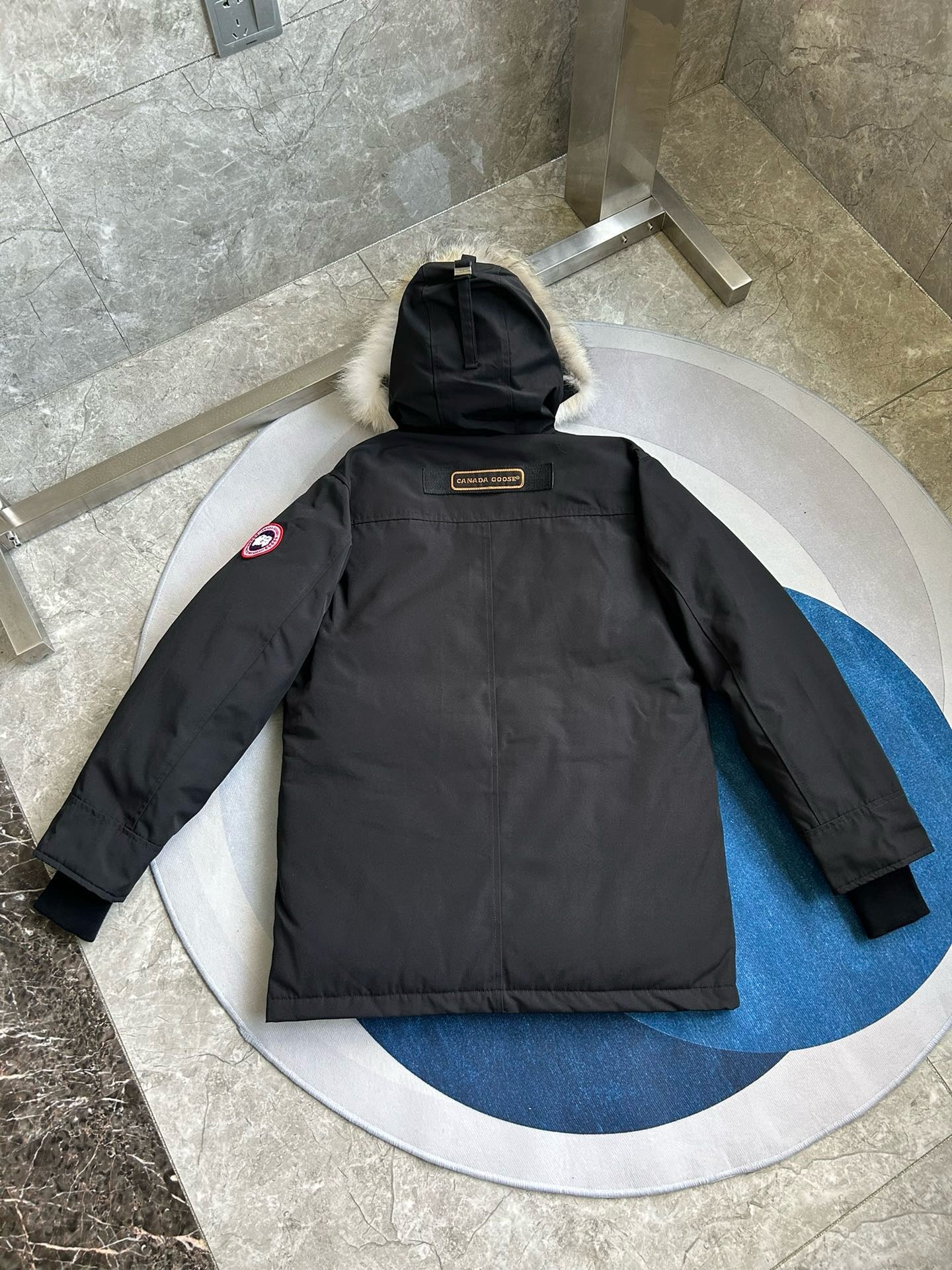 Schwarze und graue Jacke