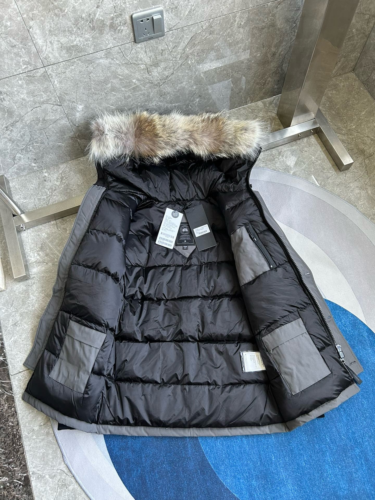 Schwarze und graue Jacke