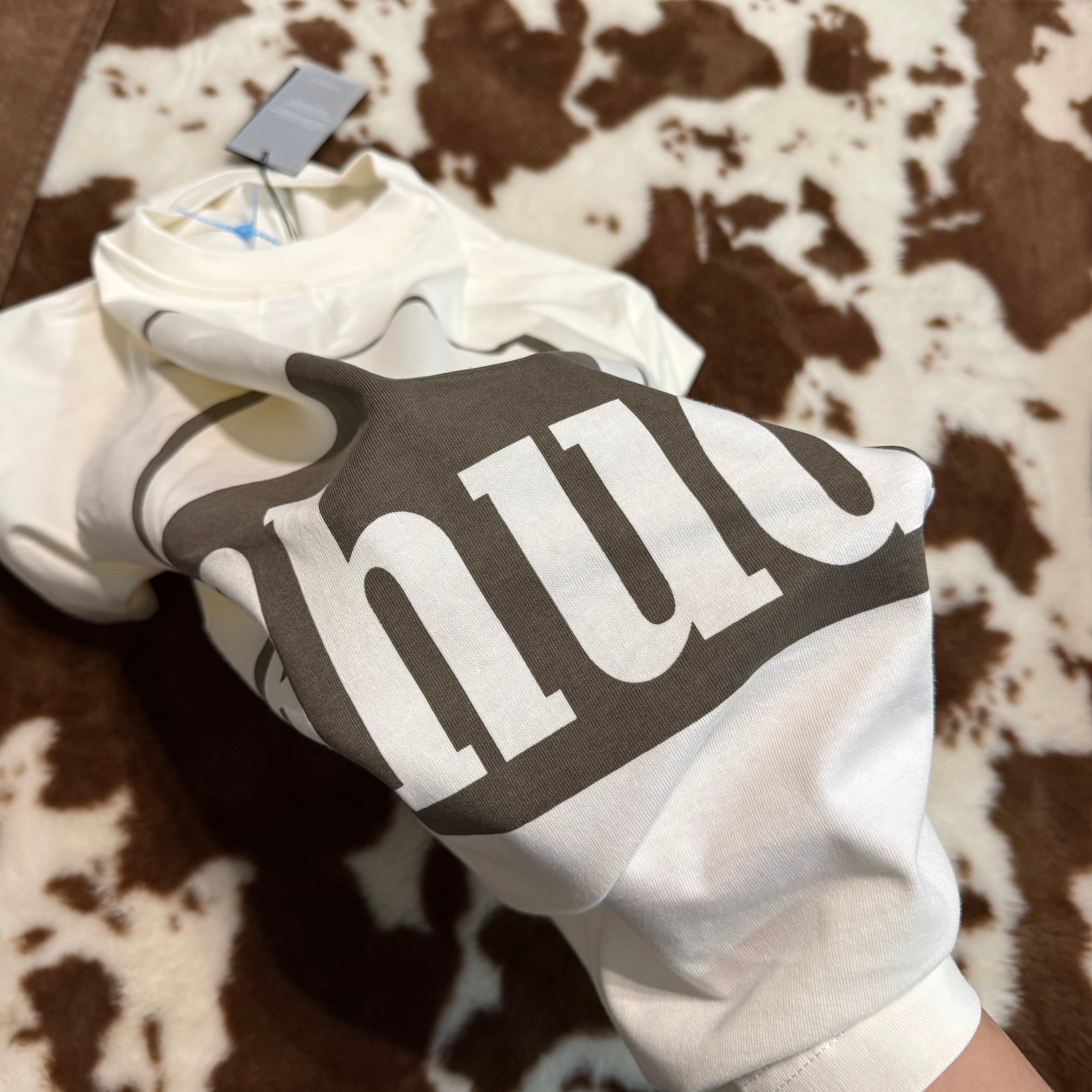 Schwarz-weißes T-Shirt