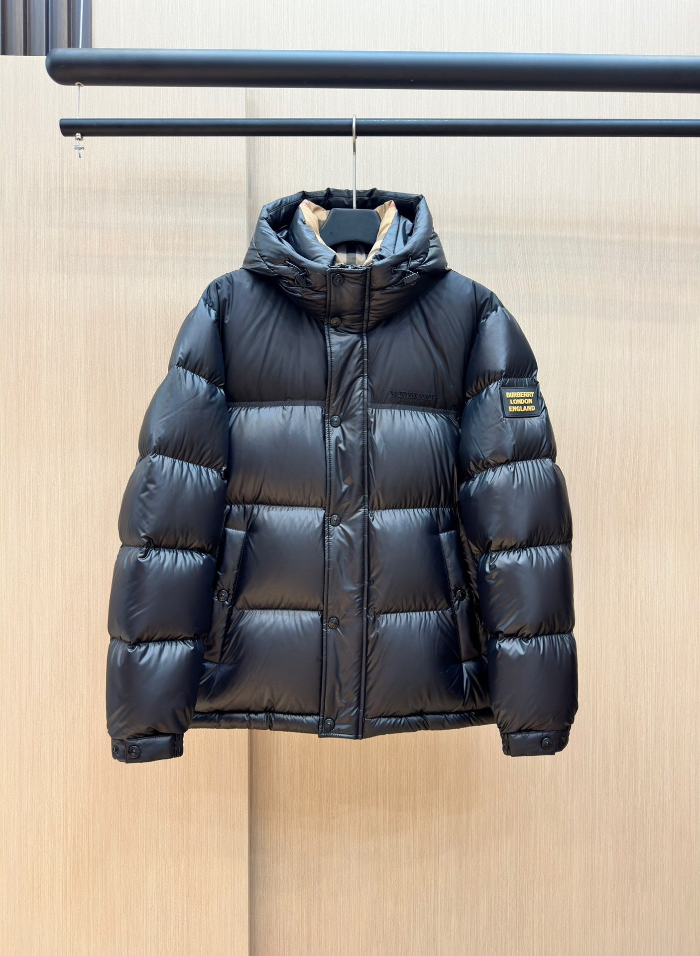 Schwarze und dunkelblaue Jacke