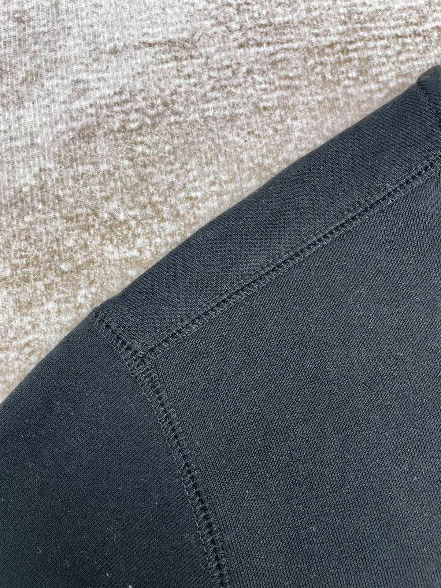 Schwarzes und himmelblaues Sweatshirt