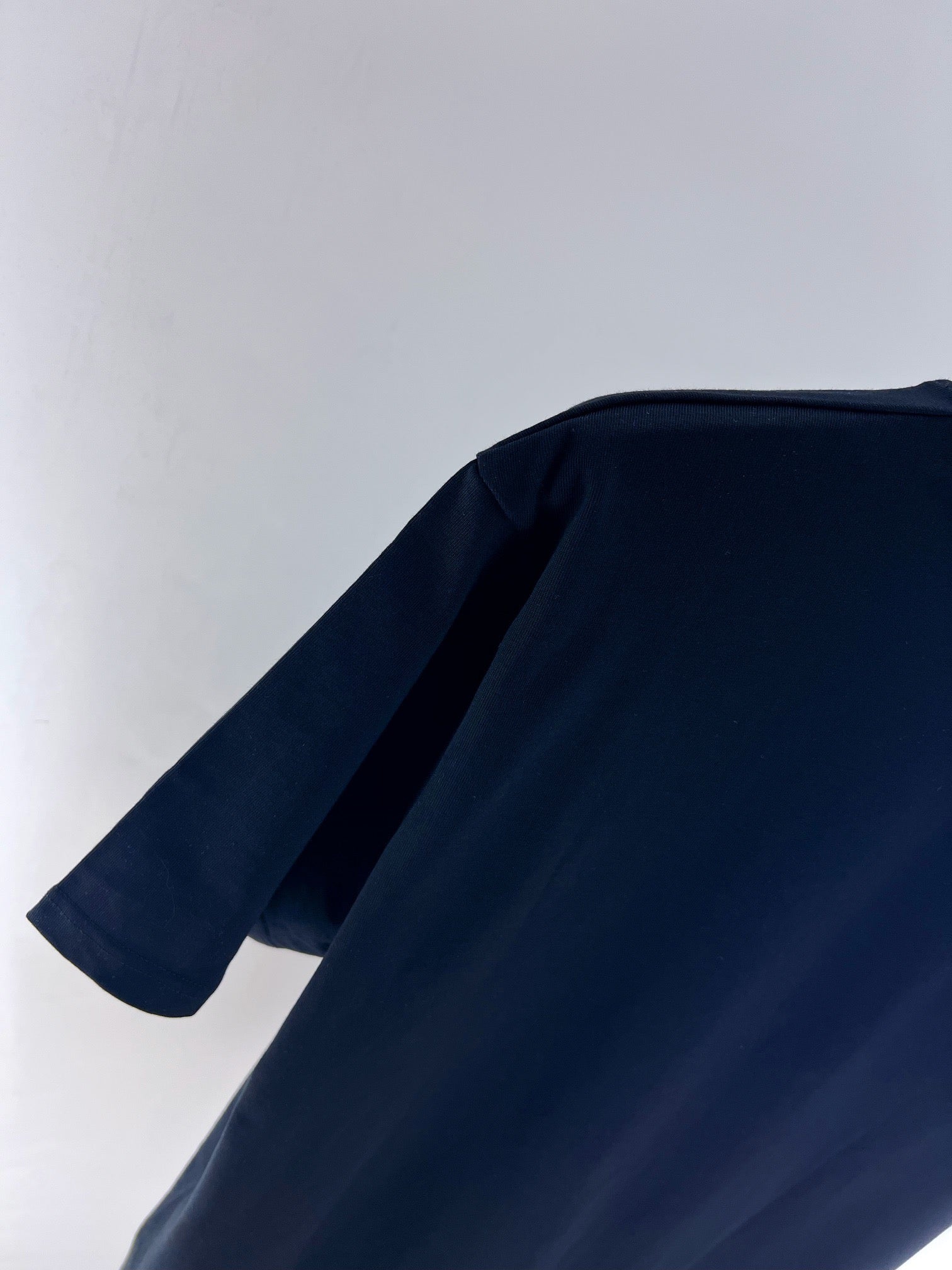 Schwarz-weißes T-Shirt