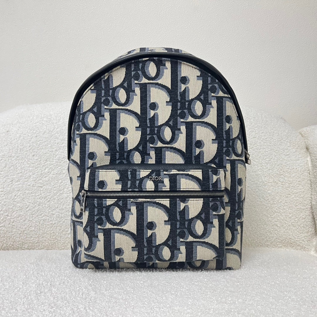 Bolso oblicuo negro y clásico