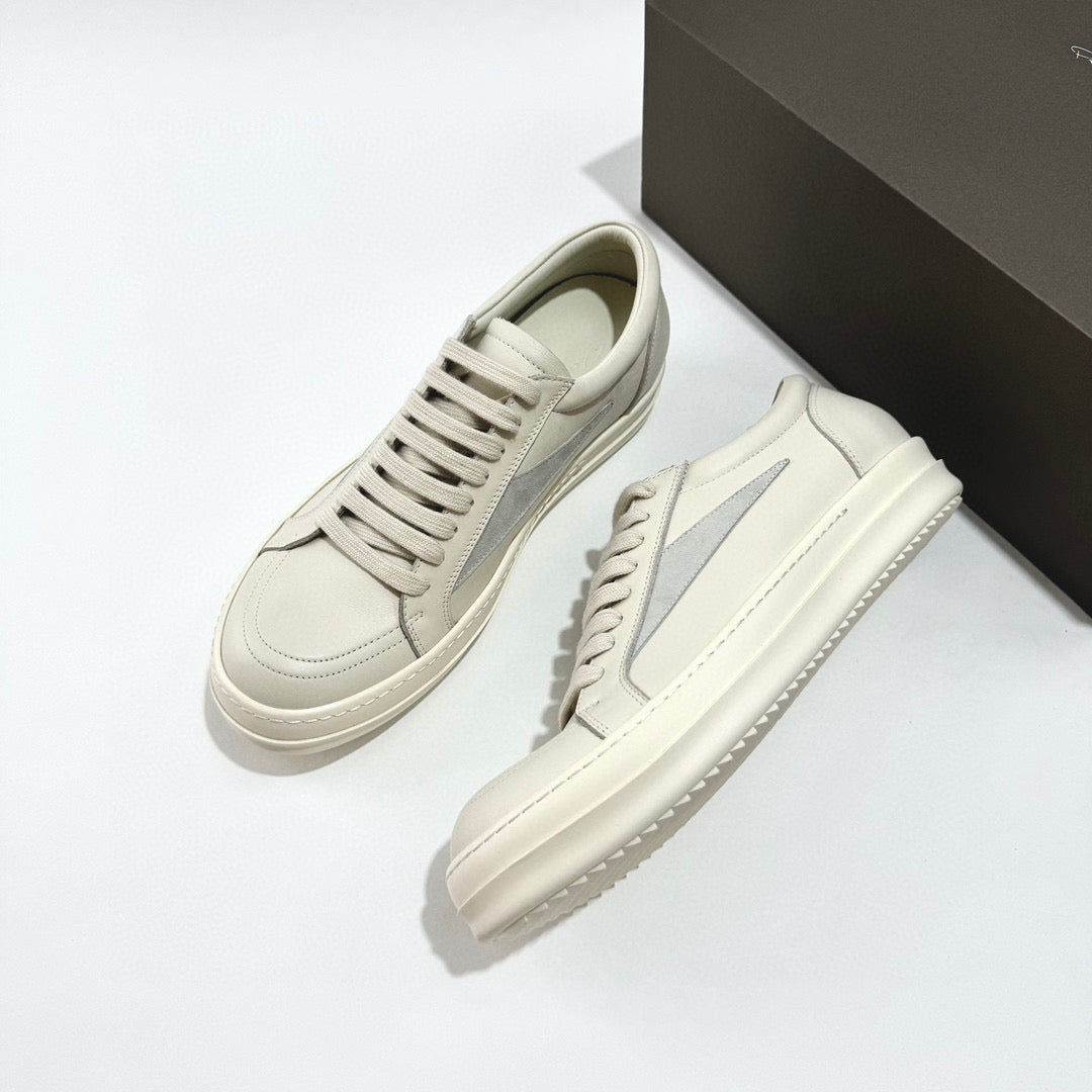 أحذية متعددة الألوان