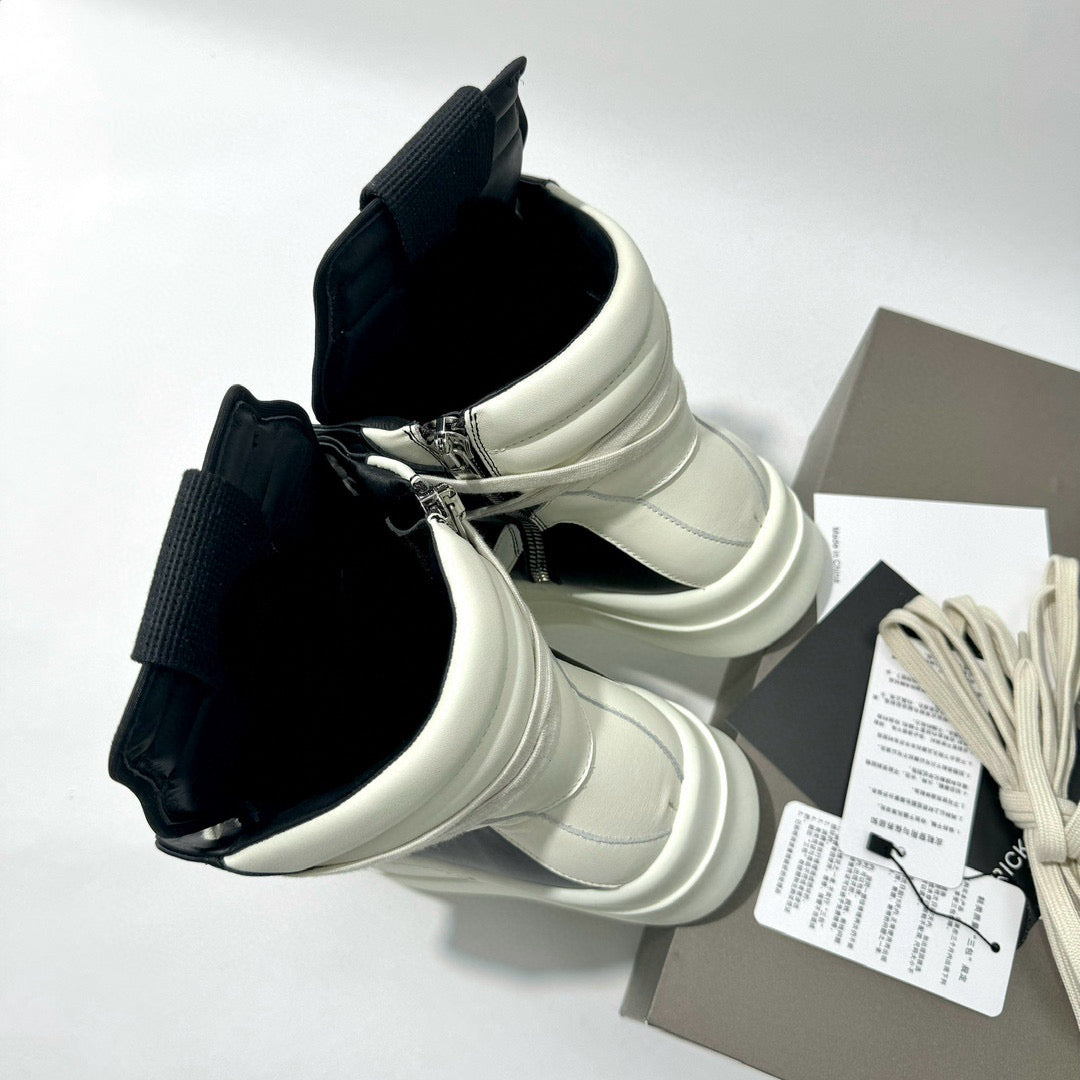 أحذية سوداء وبيضاء