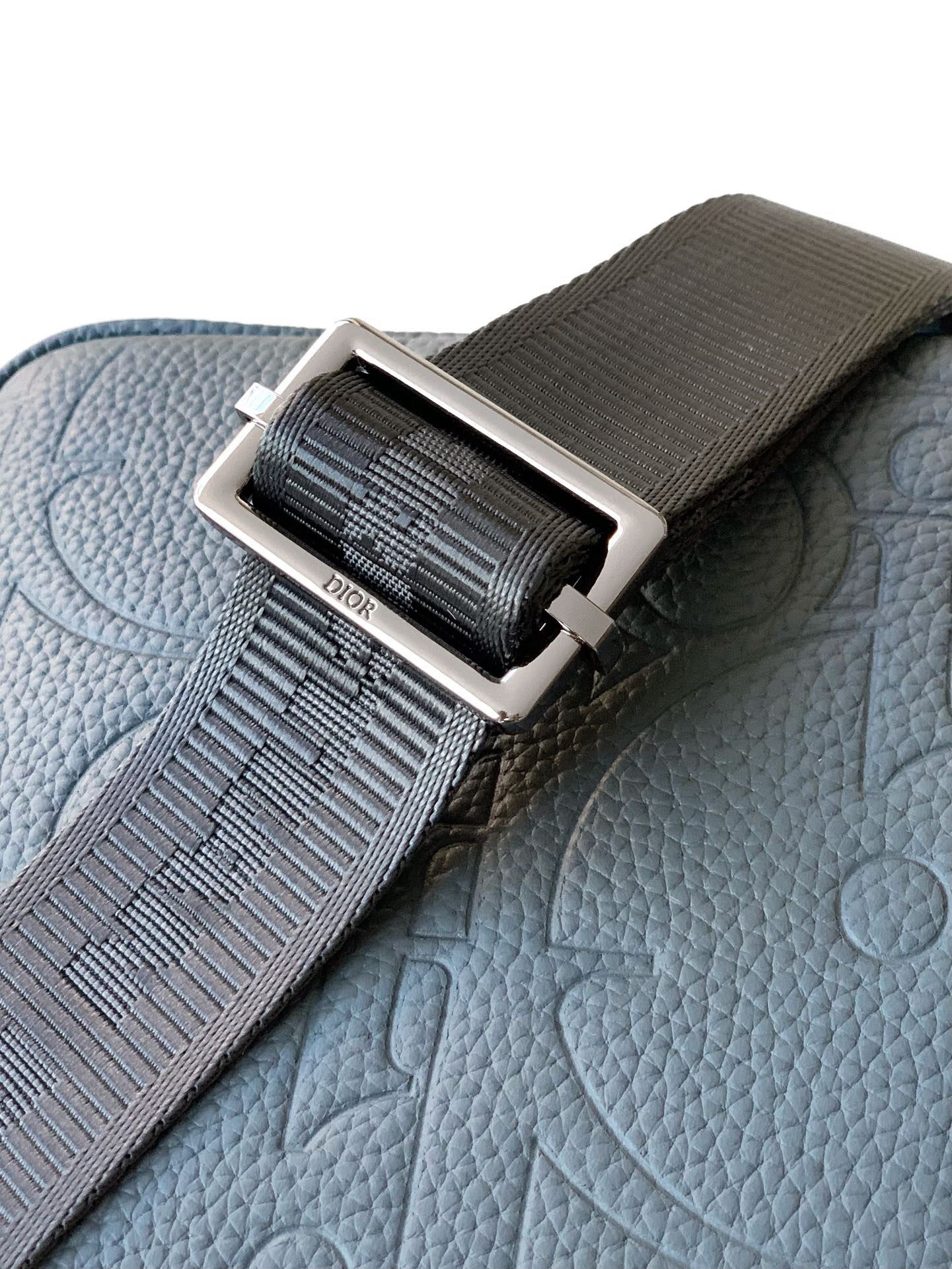 Graublaue und schwarze Tasche