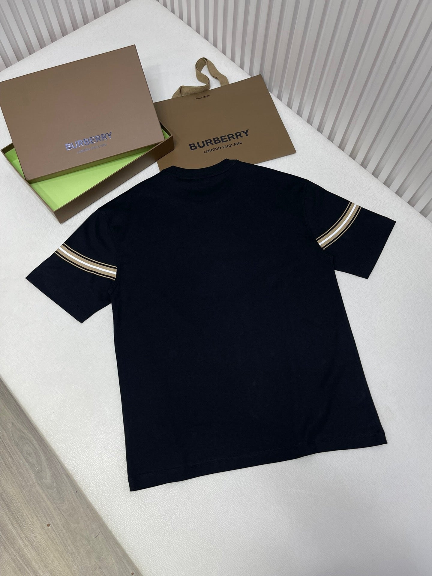 Schwarz-weißes T-Shirt