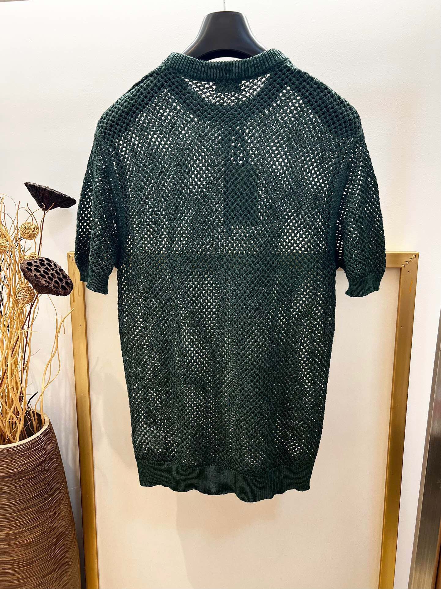 تي شيرت أخضر ورمادي