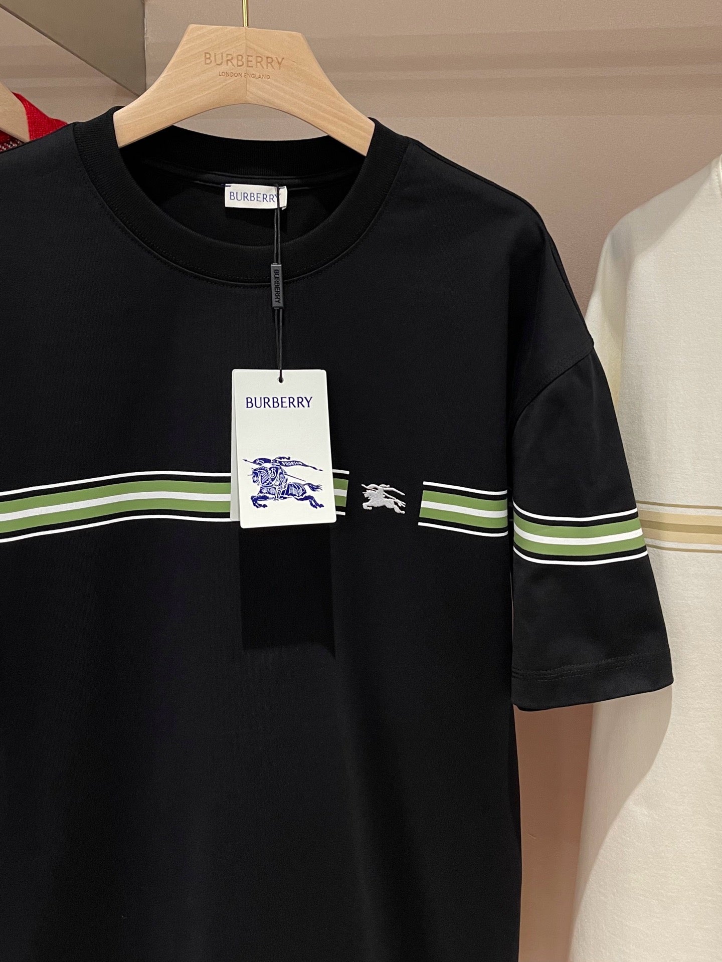 Schwarz-weißes T-Shirt