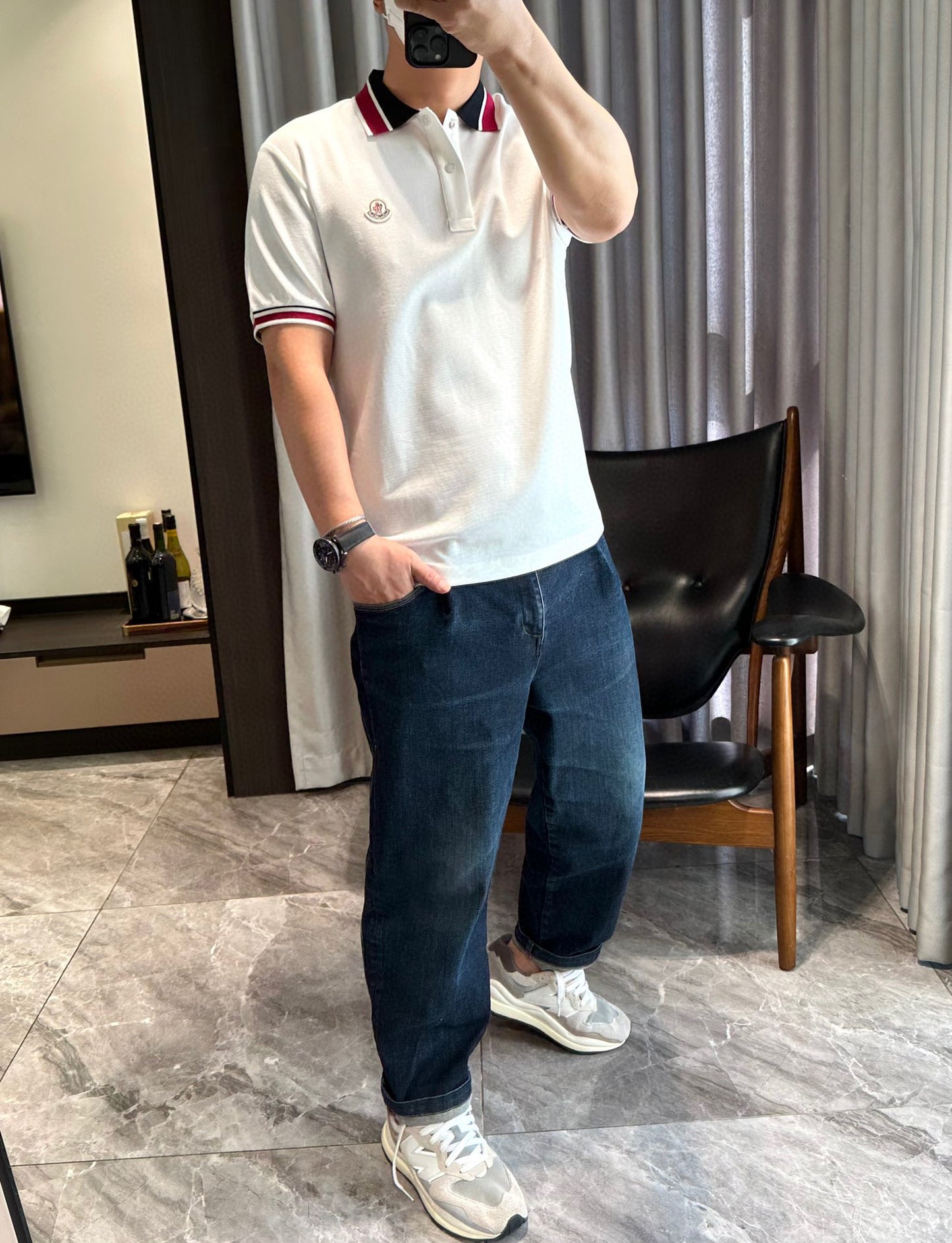 Schwarz-weißes T-Shirt