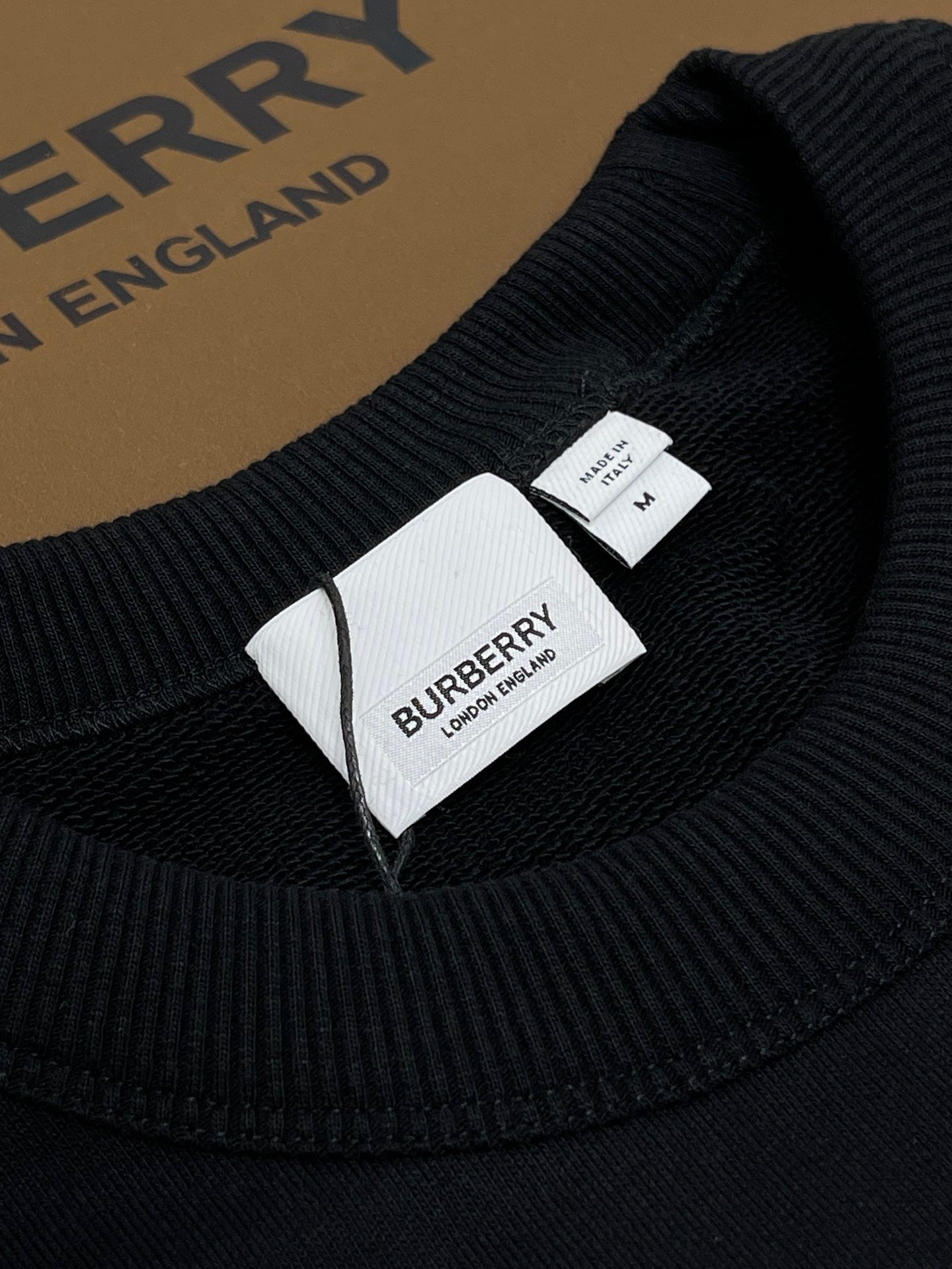 Schwarz-braunes Trikot