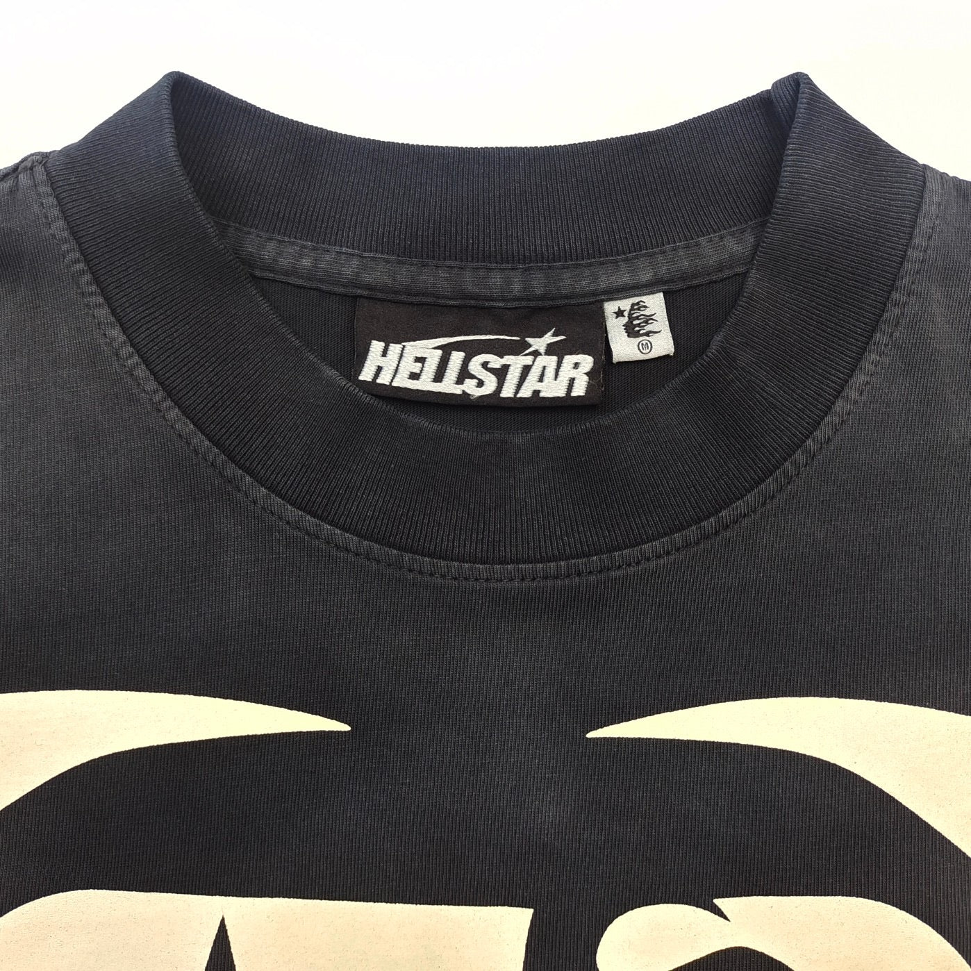 Dunkelschwarzes T-Shirt