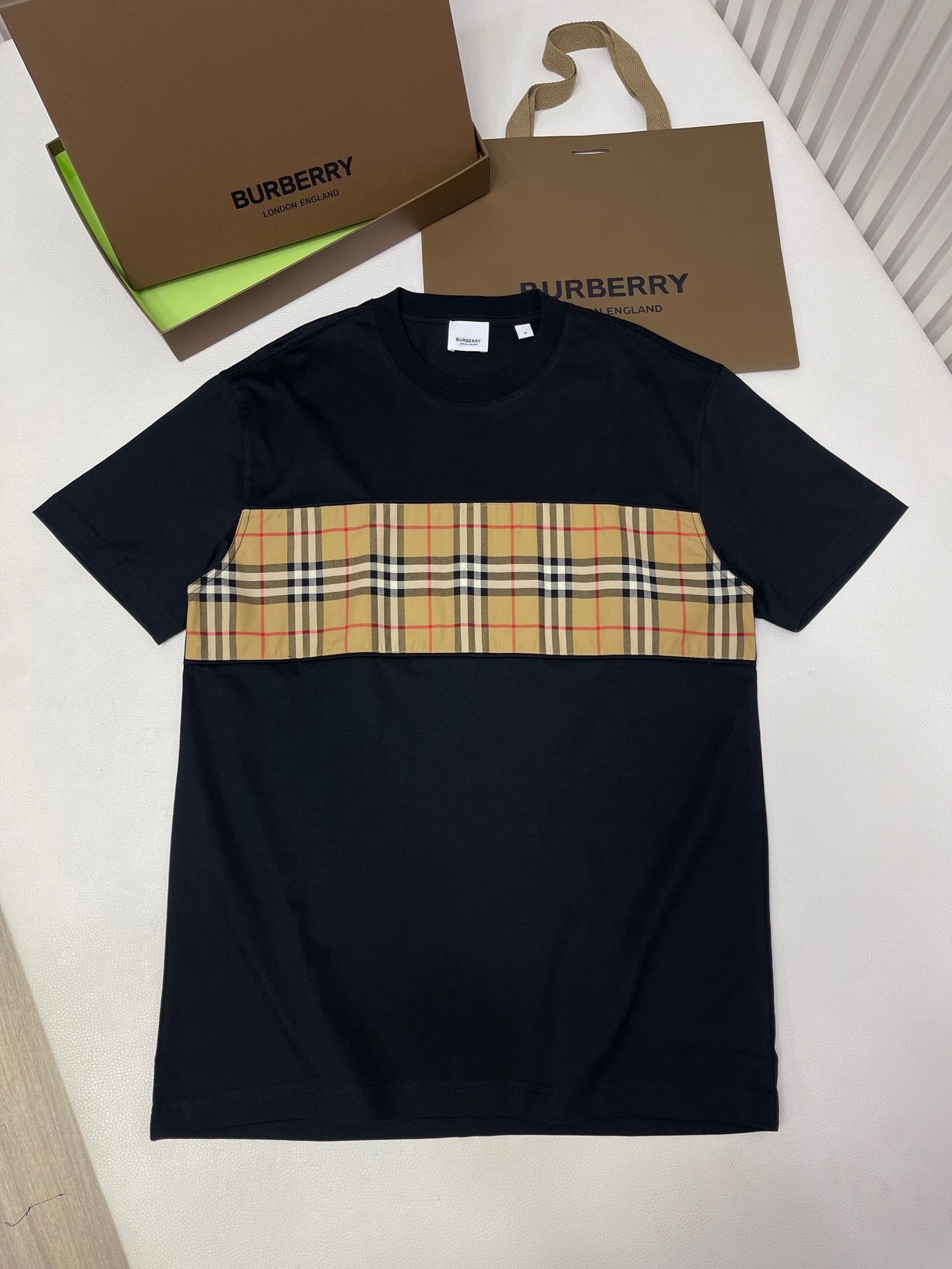 Schwarzes, weißes und khakifarbenes T-Shirt