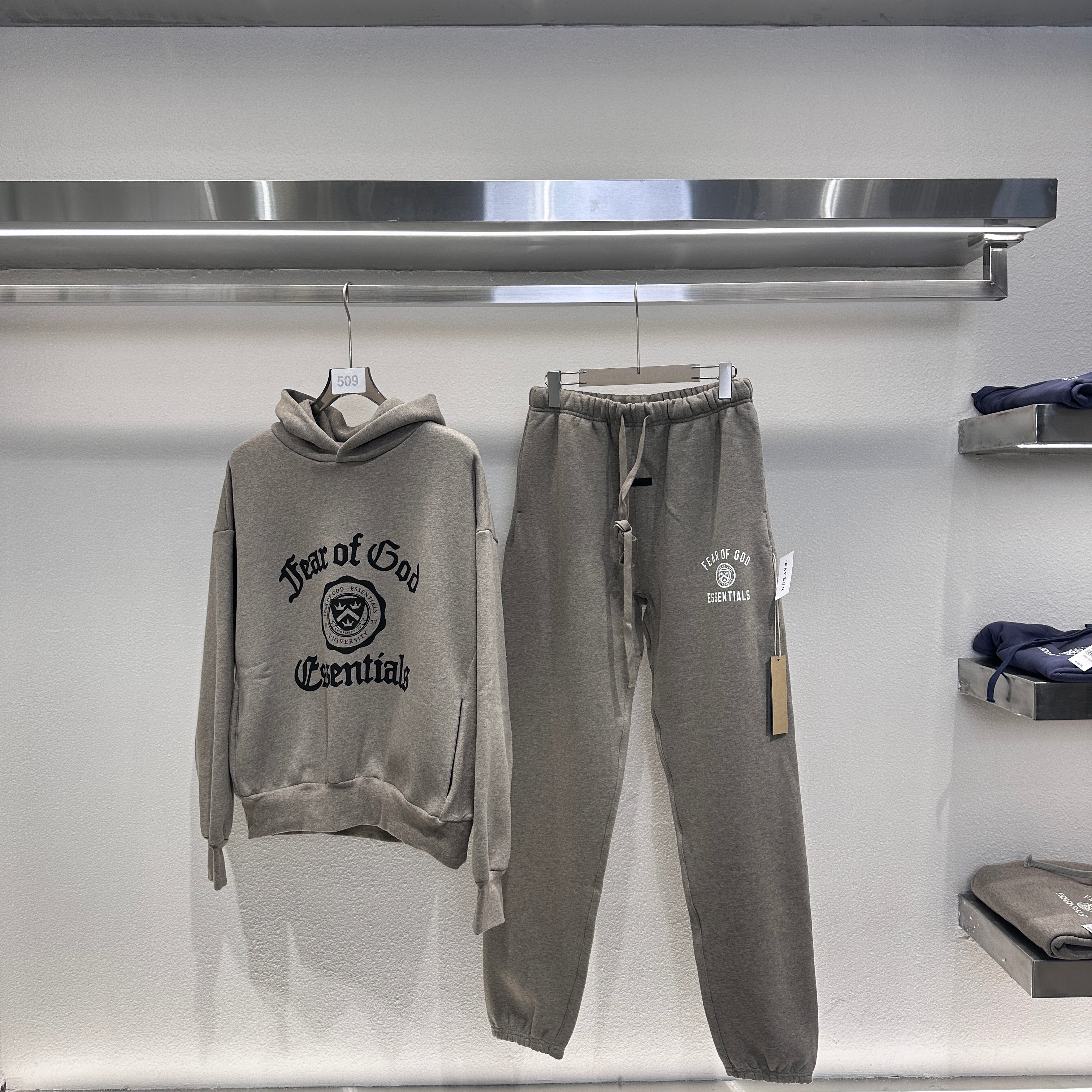 Sudadera con capucha negra y gris niebla oscura