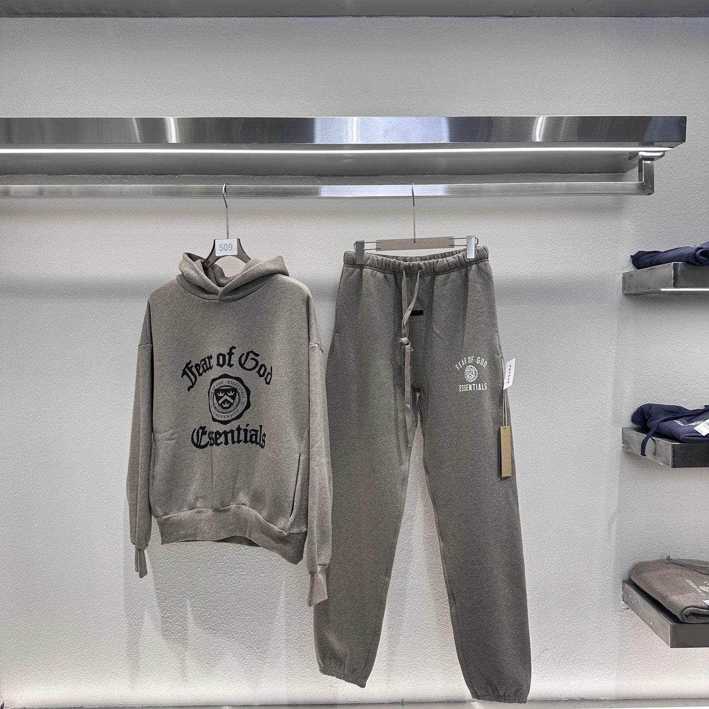 Schwarzer und dunkelnebelgrauer Hoodie