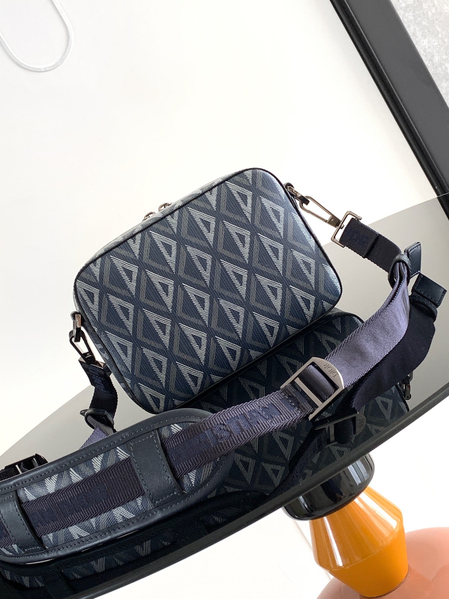 Dunkelblaue Tasche