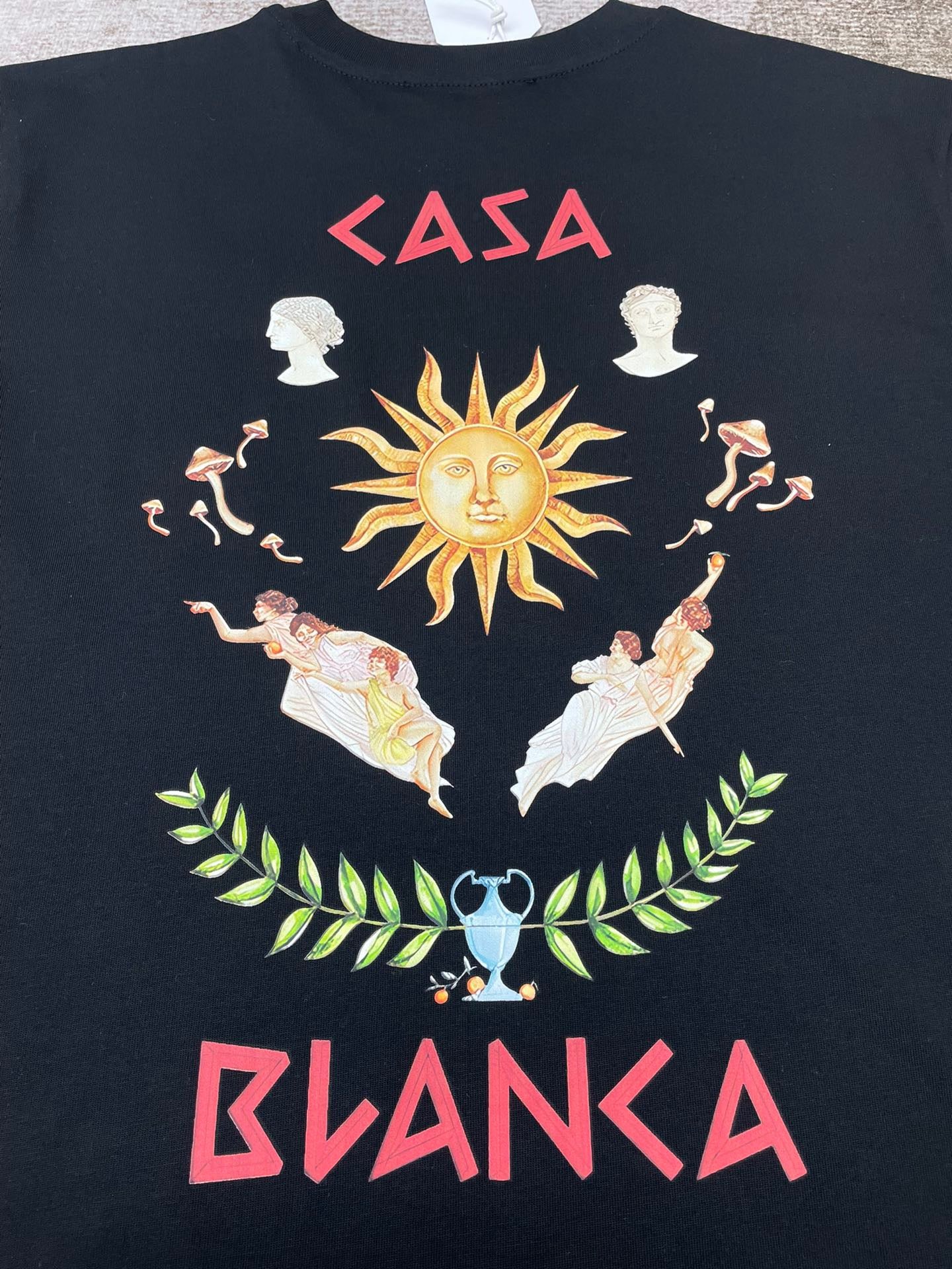 Schwarz-weißes T-Shirt