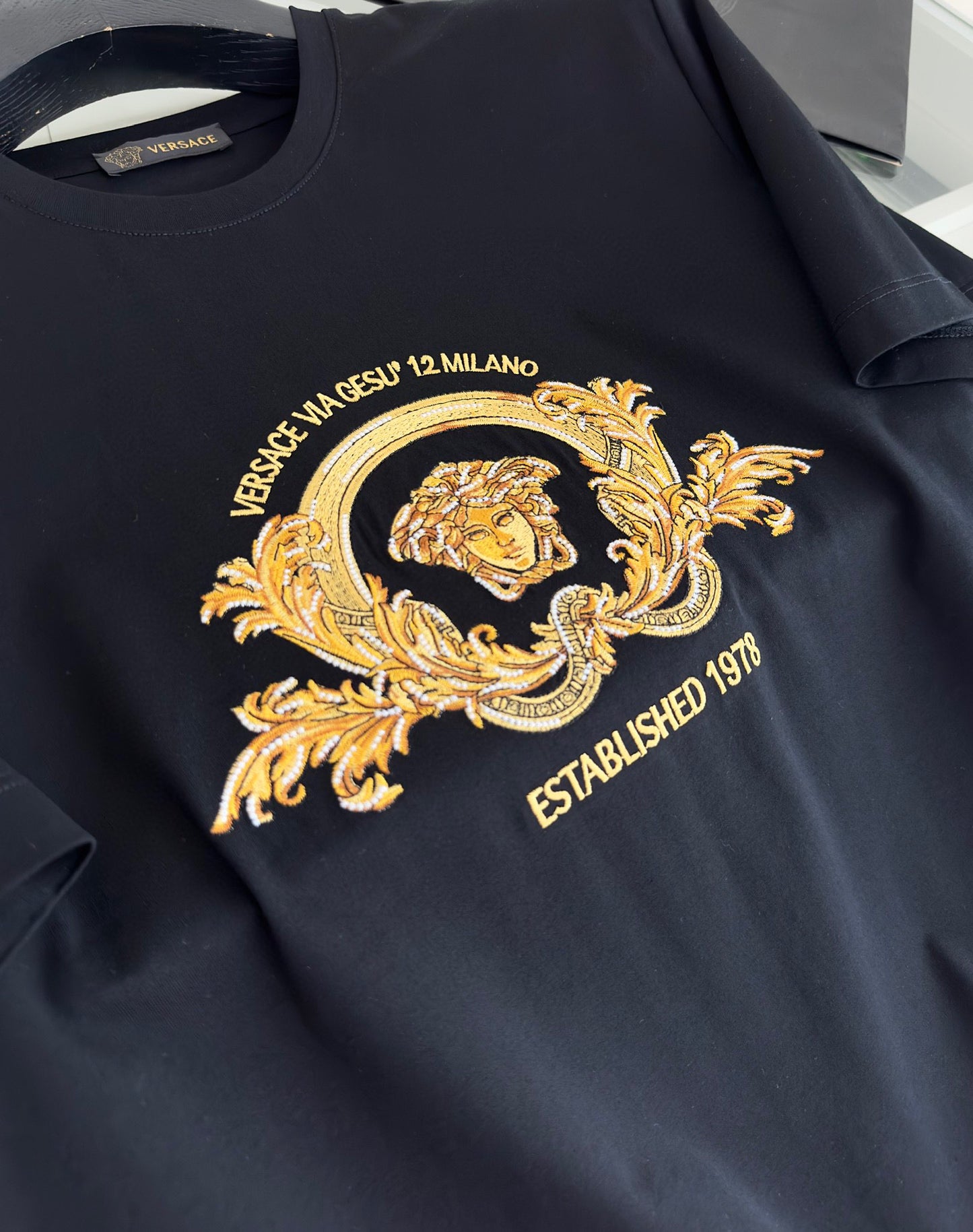 Schwarz-weißes T-Shirt