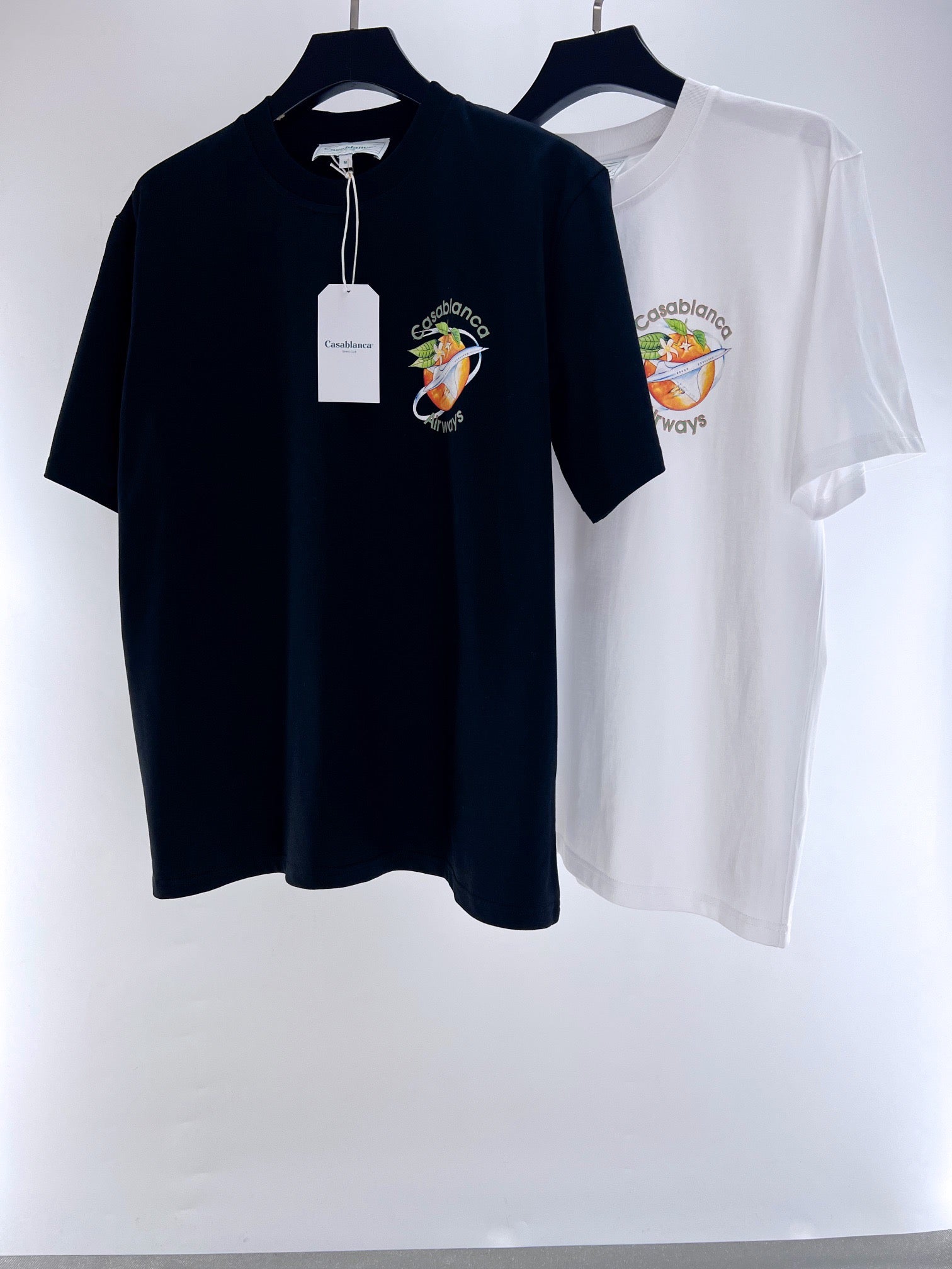 Schwarz-weißes T-Shirt