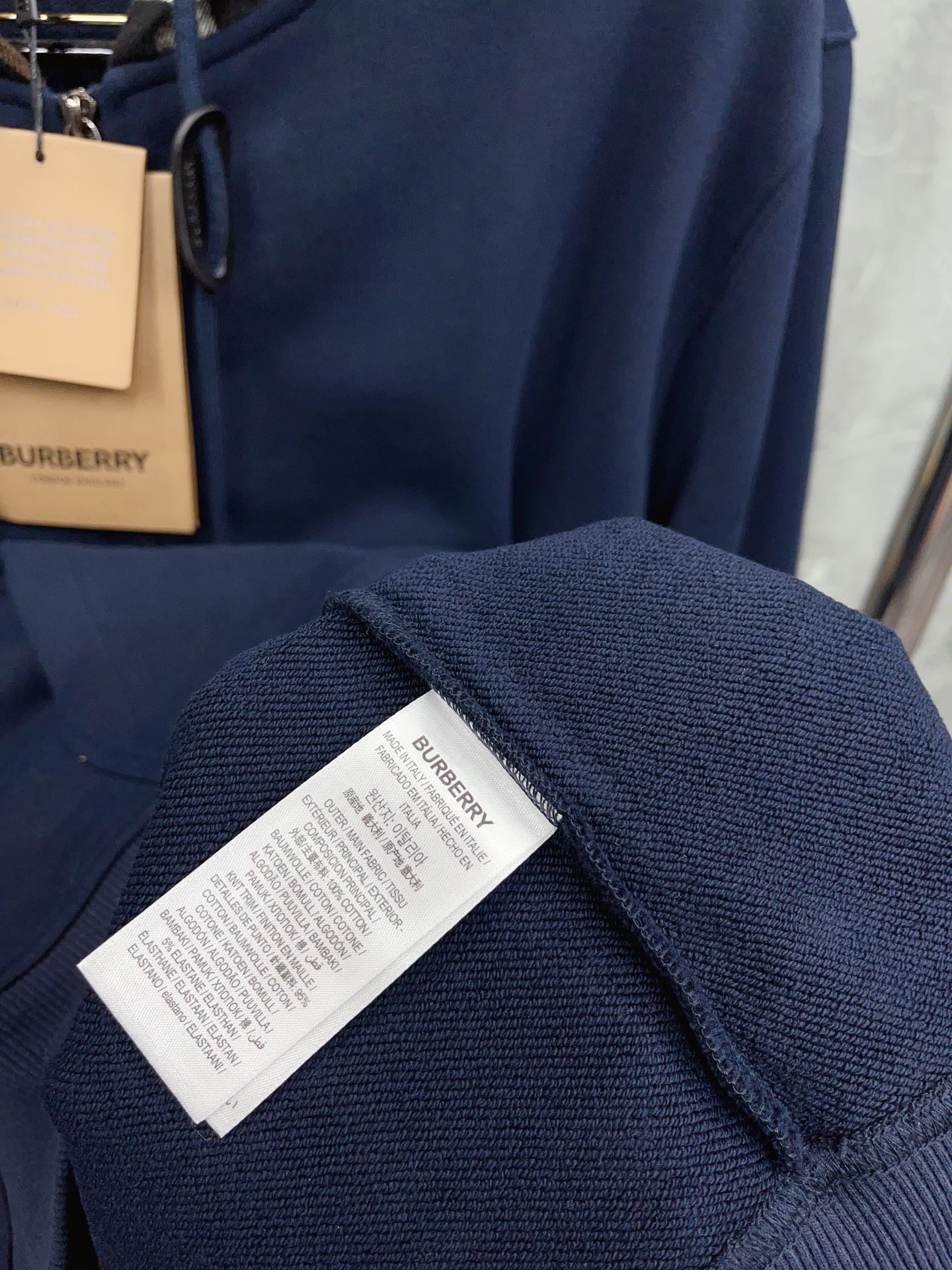 Schwarze, dunkelblaue, graue und khakifarbene Jacke