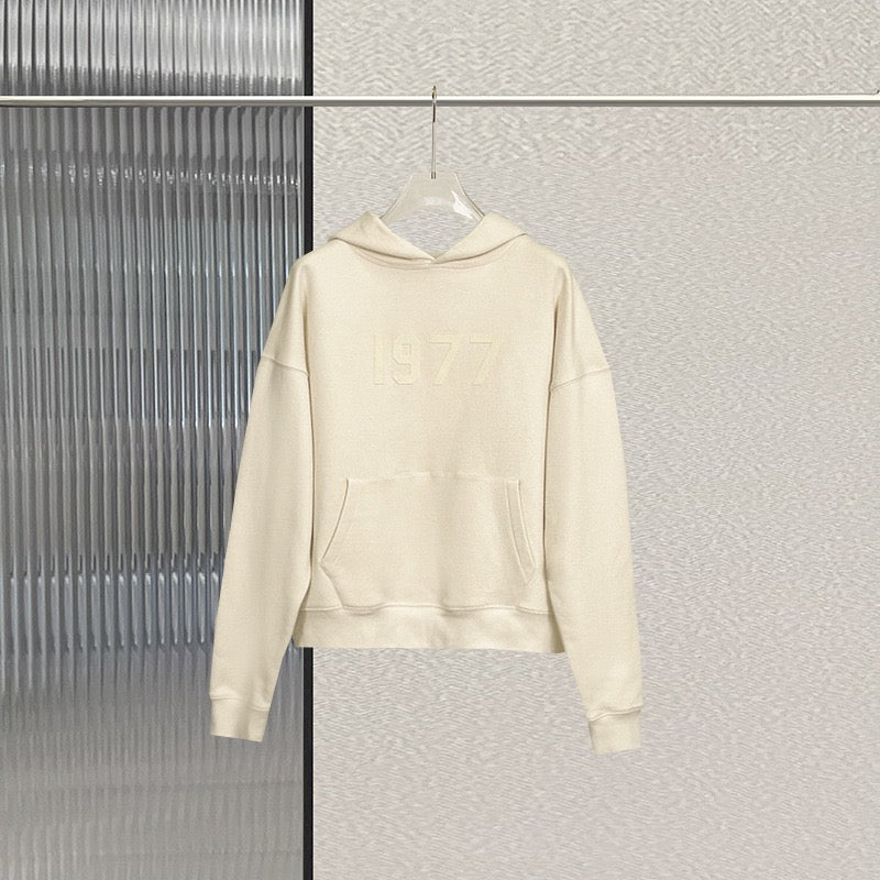 Schwarzer, grauer und weißer Kapuzenpullover