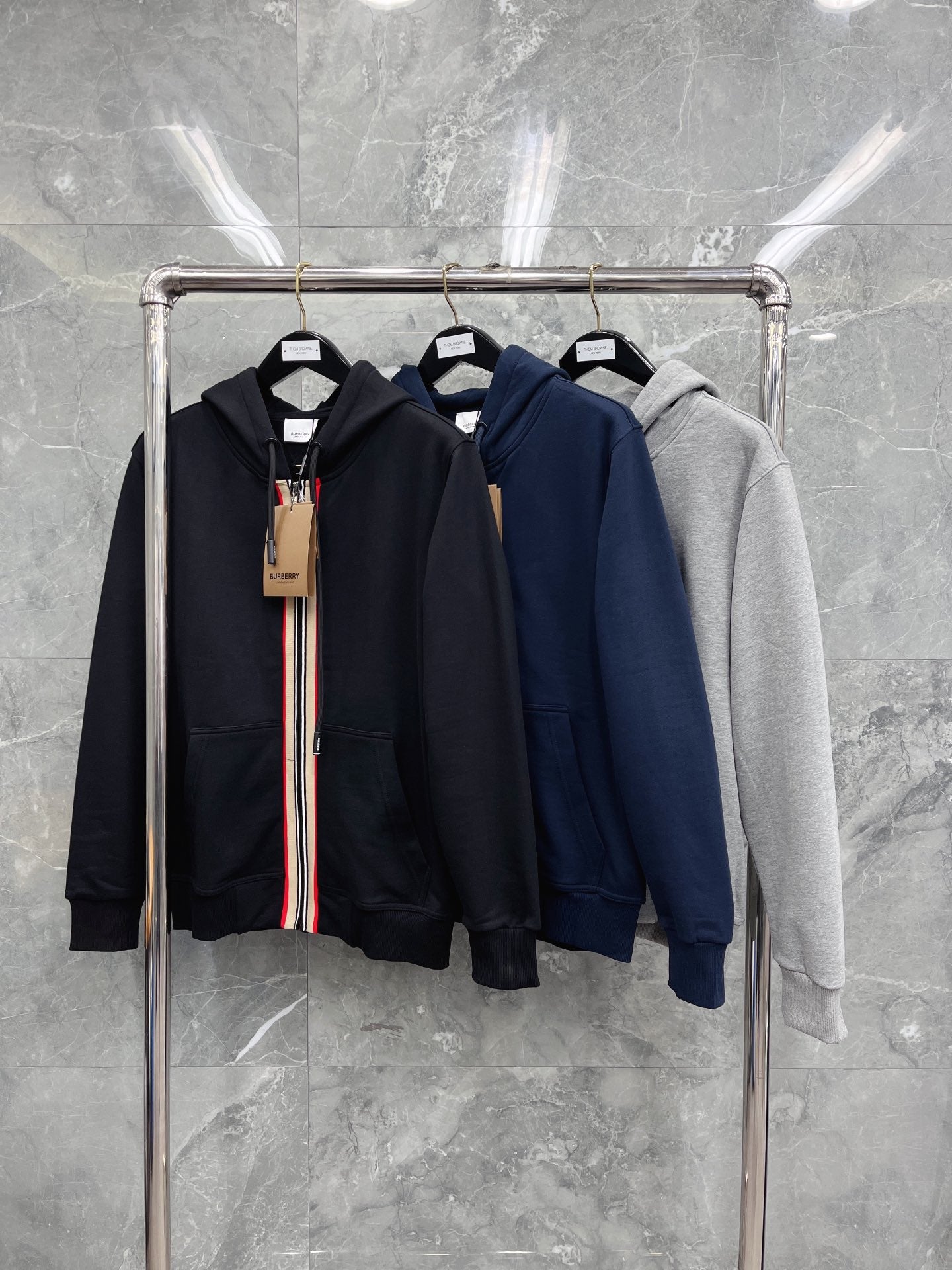 Schwarze, blaue und graue Jacke