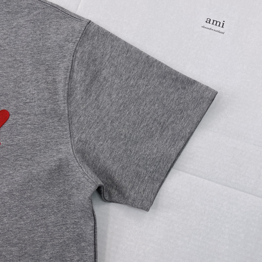 Weißes, schwarzes und graues T-Shirt