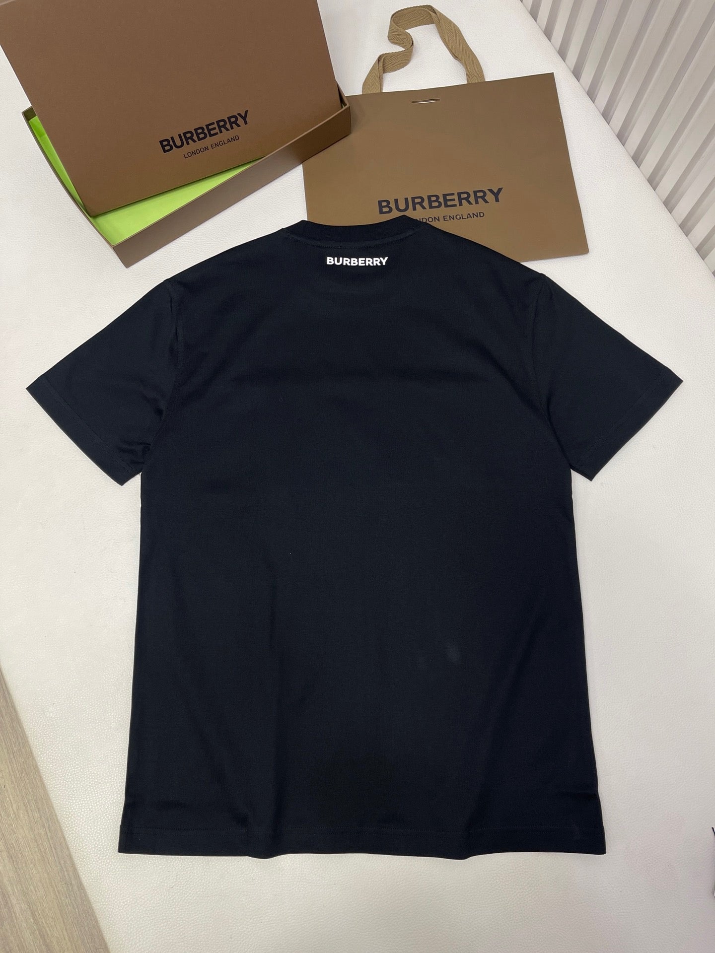 Schwarzes, weißes und khakifarbenes T-Shirt