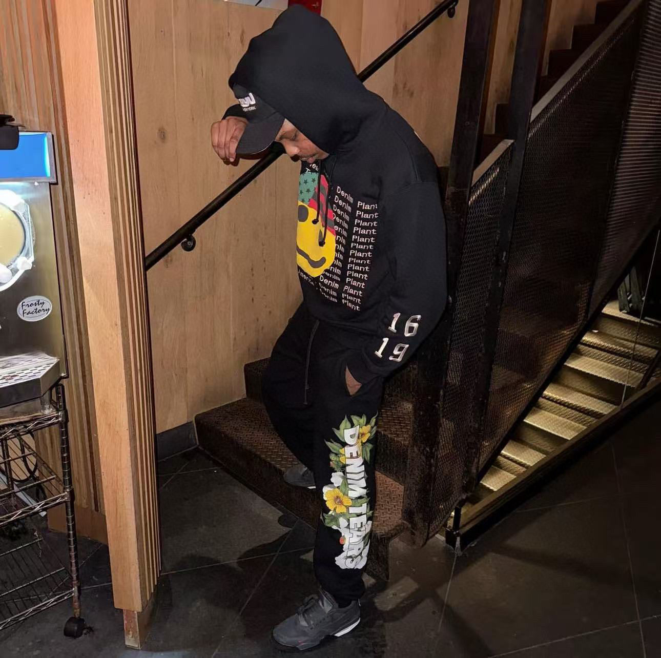 جارزة سوداء بقبعة شتوية