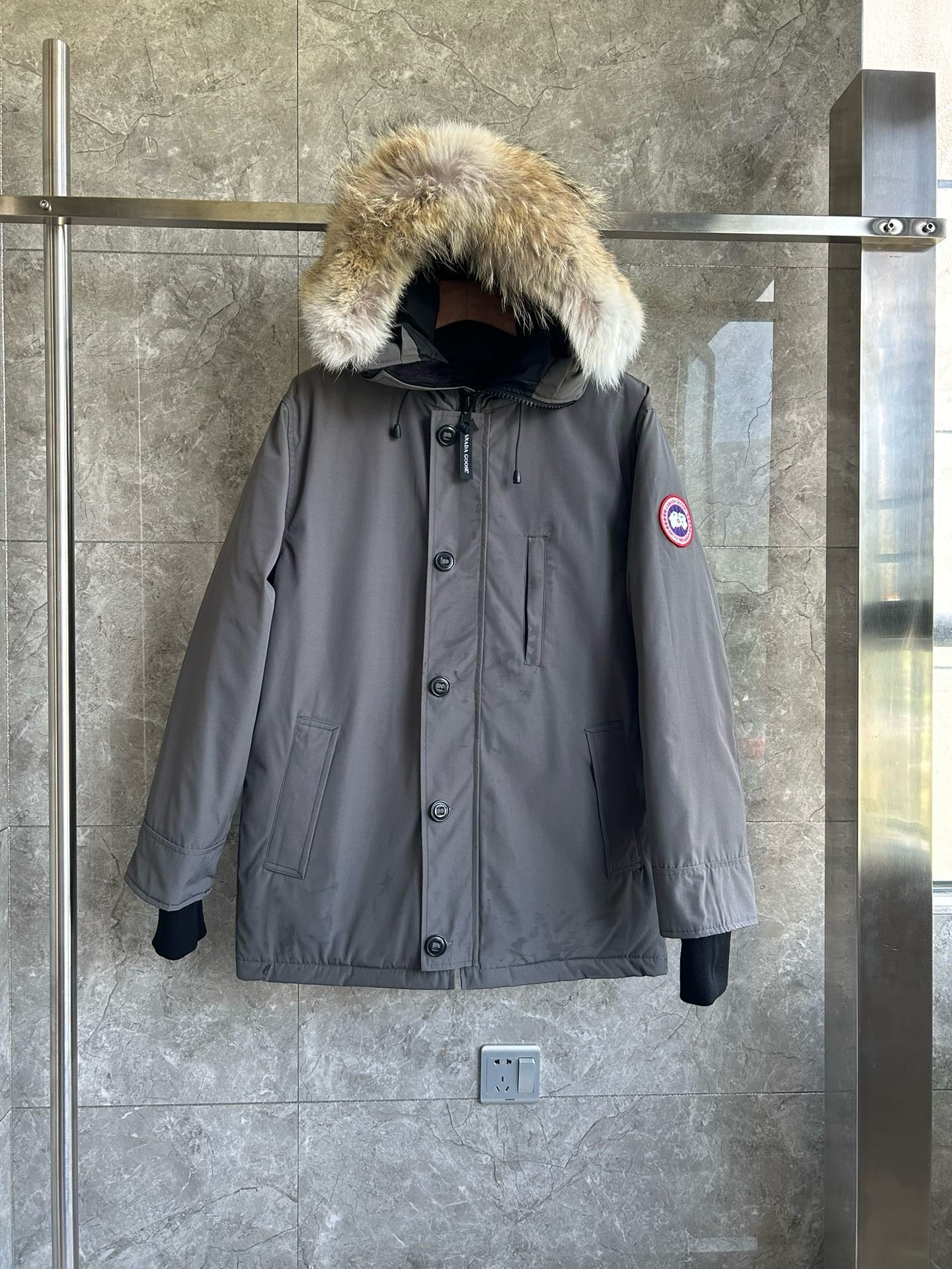 Schwarze und graue Jacke