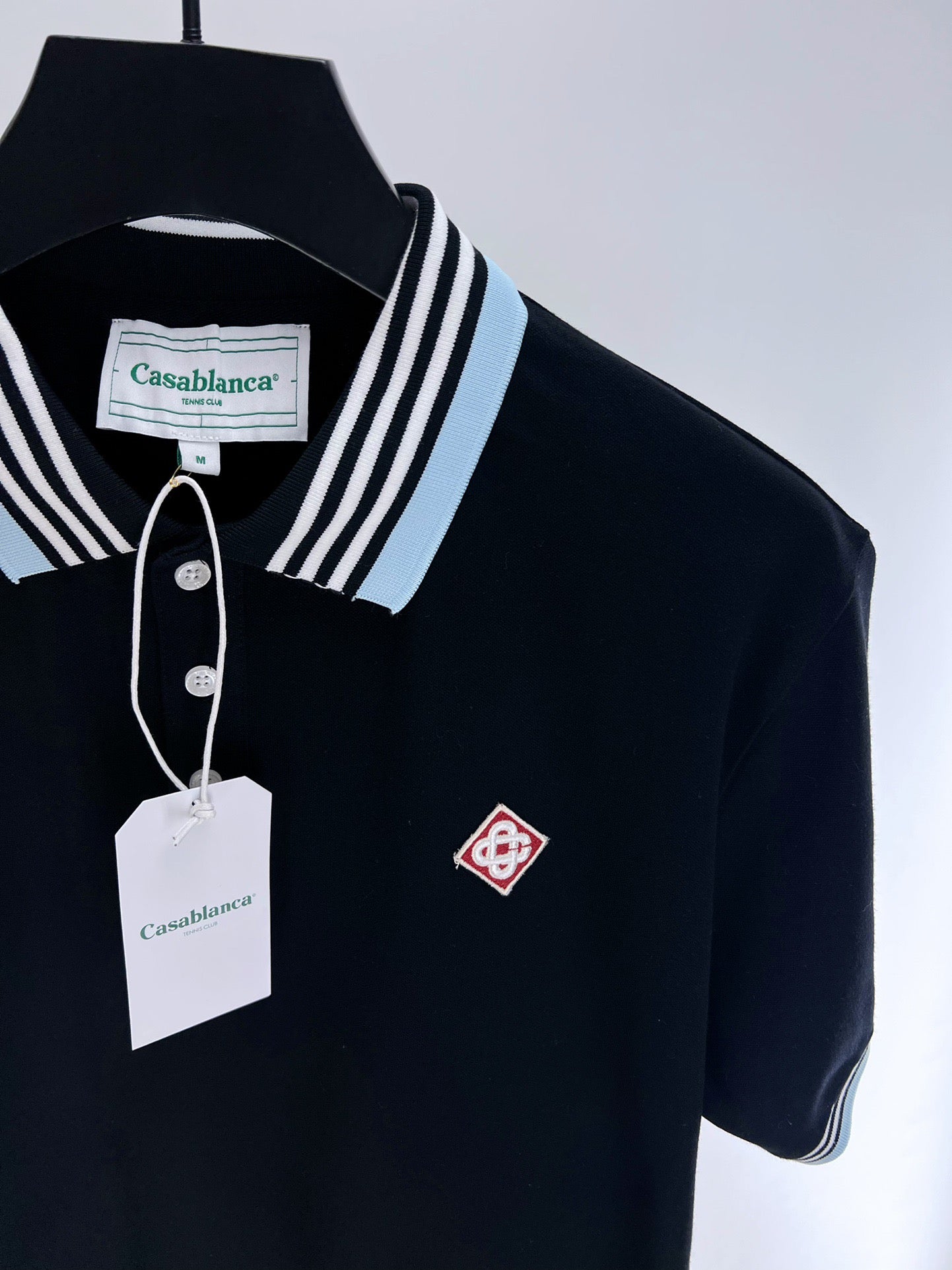 Gelbes und blaues Polo
