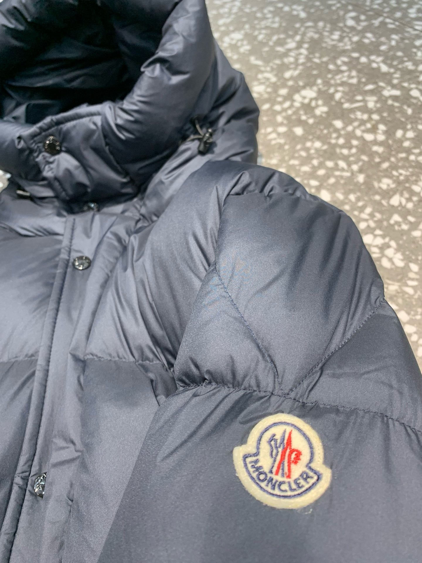 Schwarze, blaue und weiße Jacke