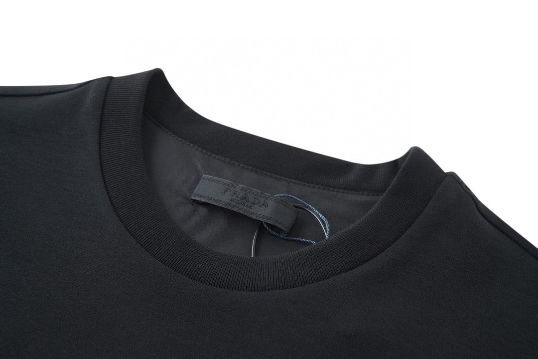 Schwarz-weißes T-Shirt