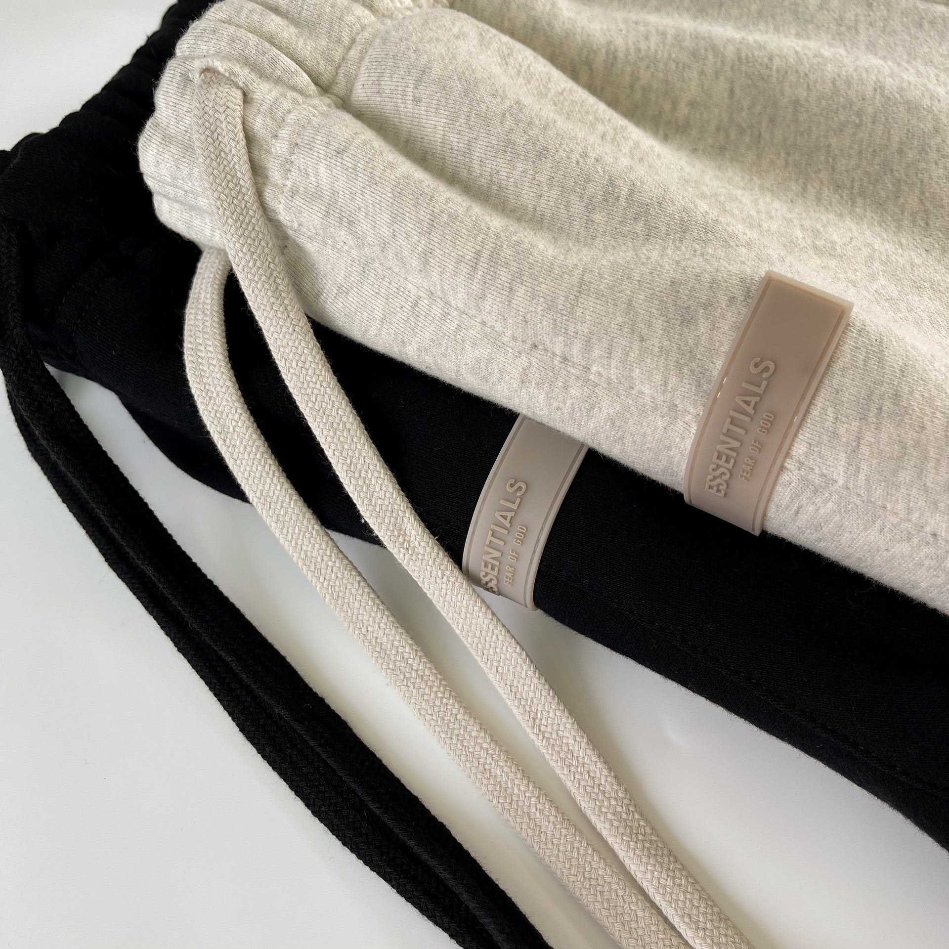 Schwarze und weiße Hose