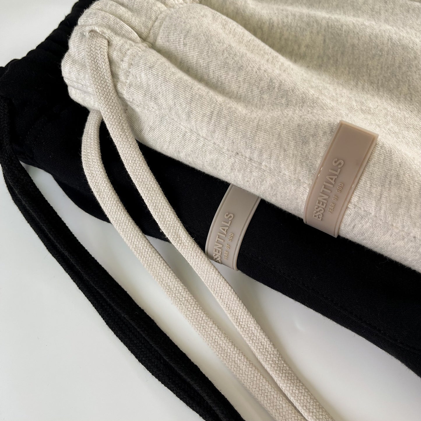 Schwarze und weiße Hose