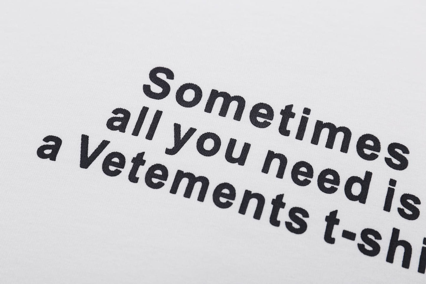 تي شيرت أبيض وأسود